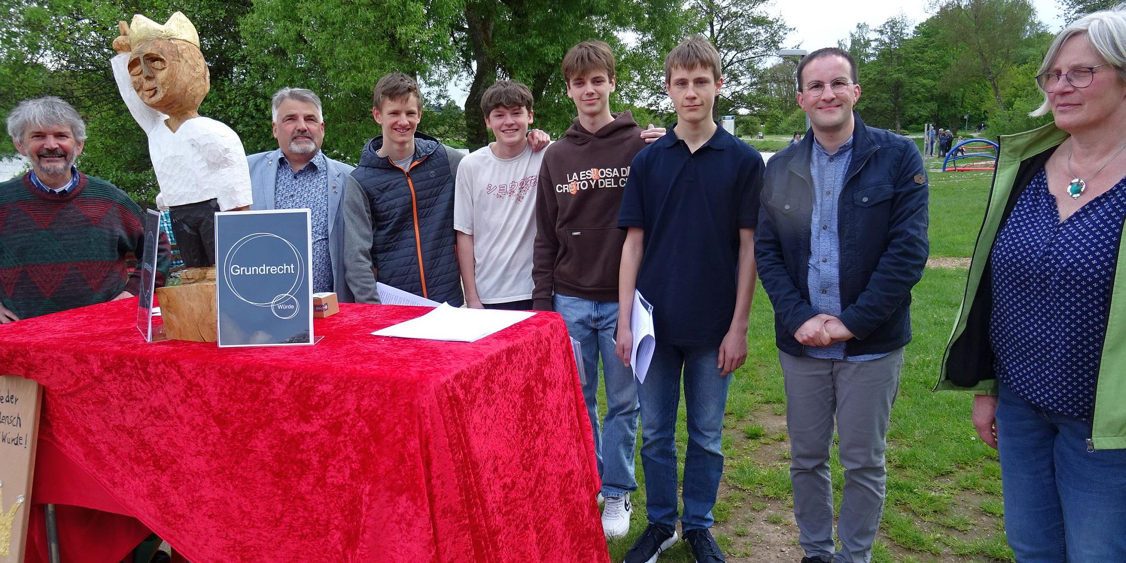 Die Holzkönige des Bonner Diakons Ralf Knoblauch begleiteten die Firmlinge und ihre Begleiter (von links Karl-Josef Schmitt und Jörg Mang, von rechts Christina Schmitt und Jens Bauer) auf ihrem Weg.