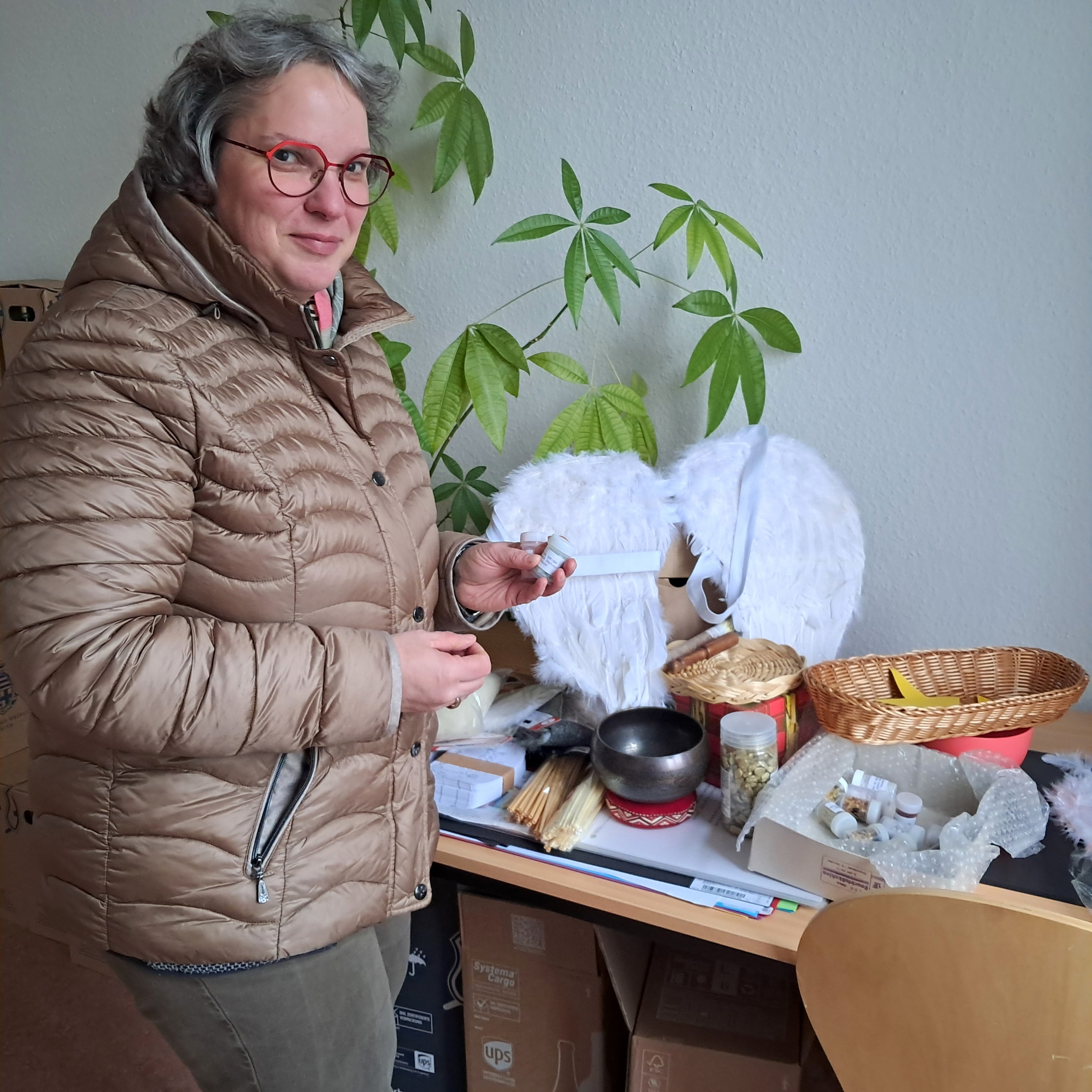 Gerlinde Paulus-Linn bei den Vorbereitungen des Wegs