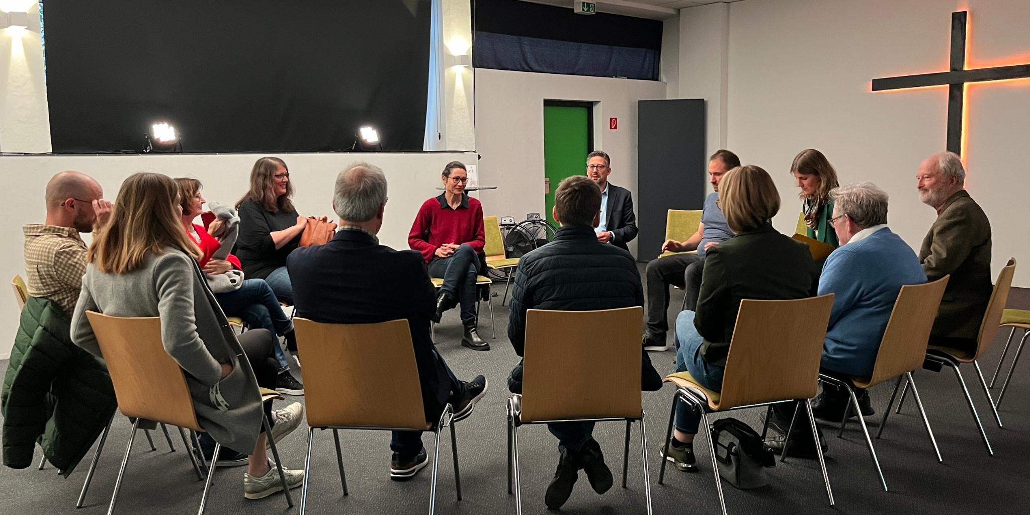 An vier unterschiedlichen Gesprächsrunden in den Räumlichkeiten der freikirchlichen Pfingstgemeinde Equippers Koblenz hat der Austauschabend der Arbeitsgemeinschaft Christlicher Kirchen stattgefunden.