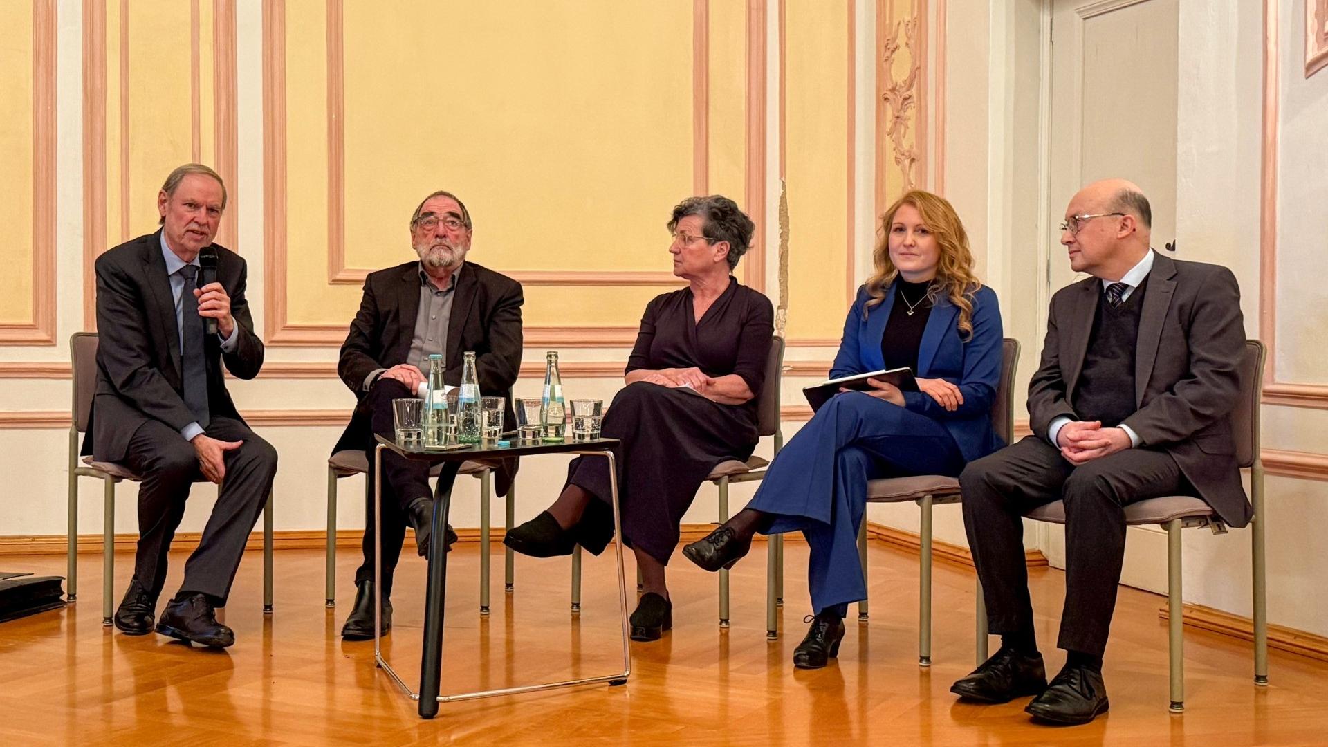Über Für und Wider zum Thema Assistierter Suizid diskutieren (von links) Prof. Andreas Euler, Prof. Robert Roßbruch, Ruth Krell, Prof. Carina Dorneck und Prof. Johannes Brantl.