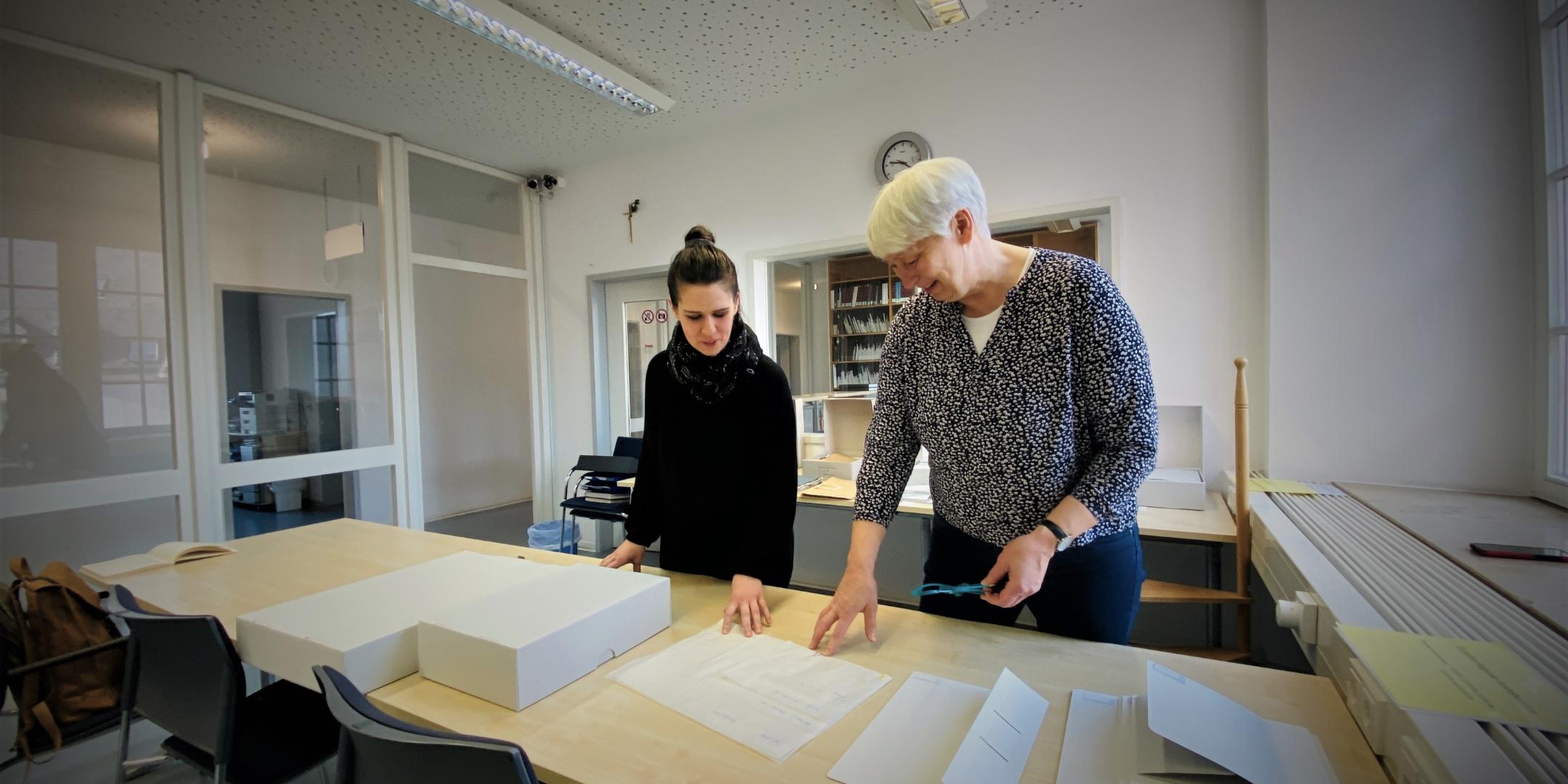 Sabine Hemmesdorfer (links) und Dr. Monica Sinderhauf bei der Arbeit