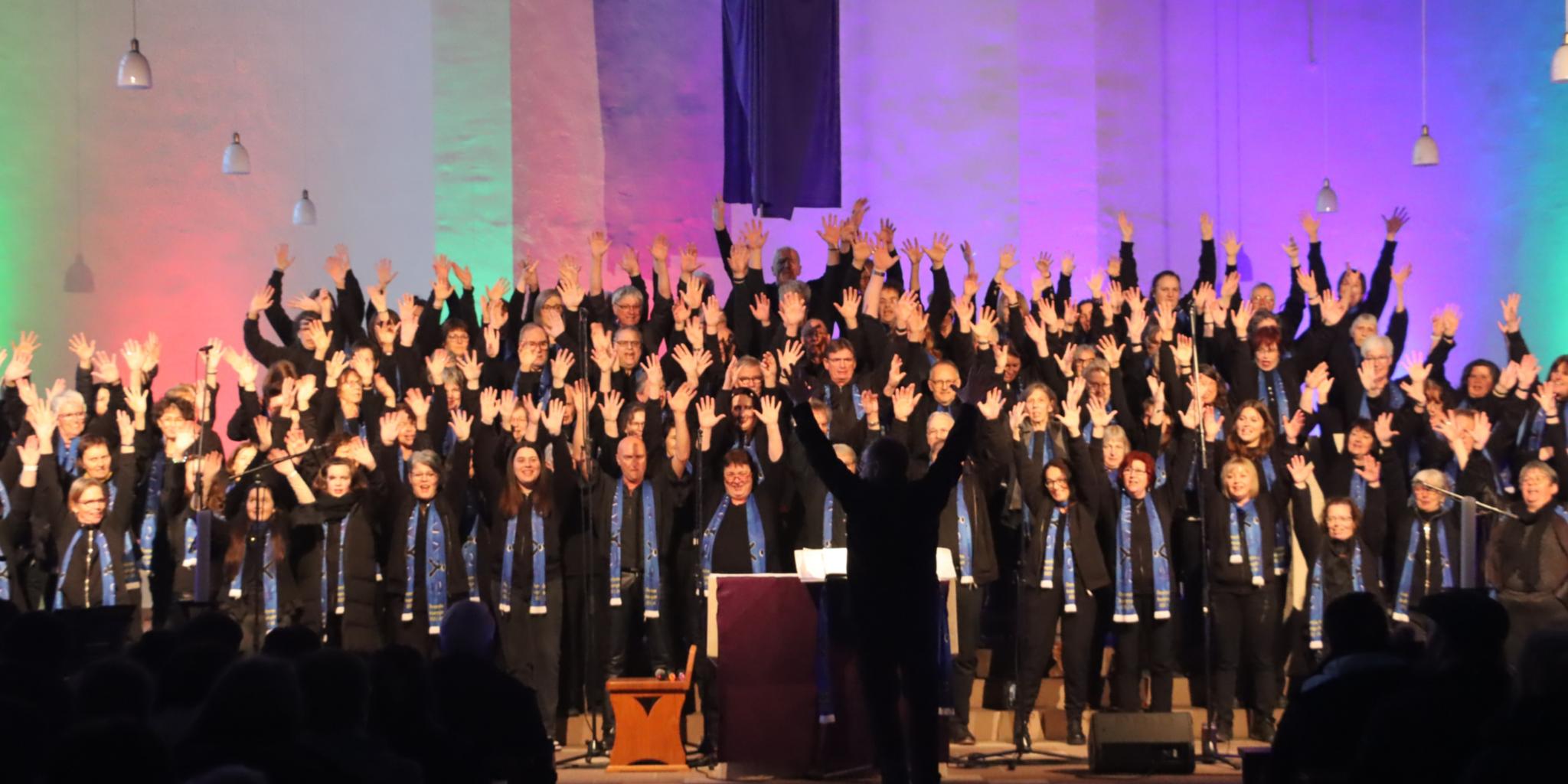 Sängerinnen und Sänger im Alter zwischen zehn und 80 Jahren haben sich für das Gospelchorprojekt zusammengefunden.