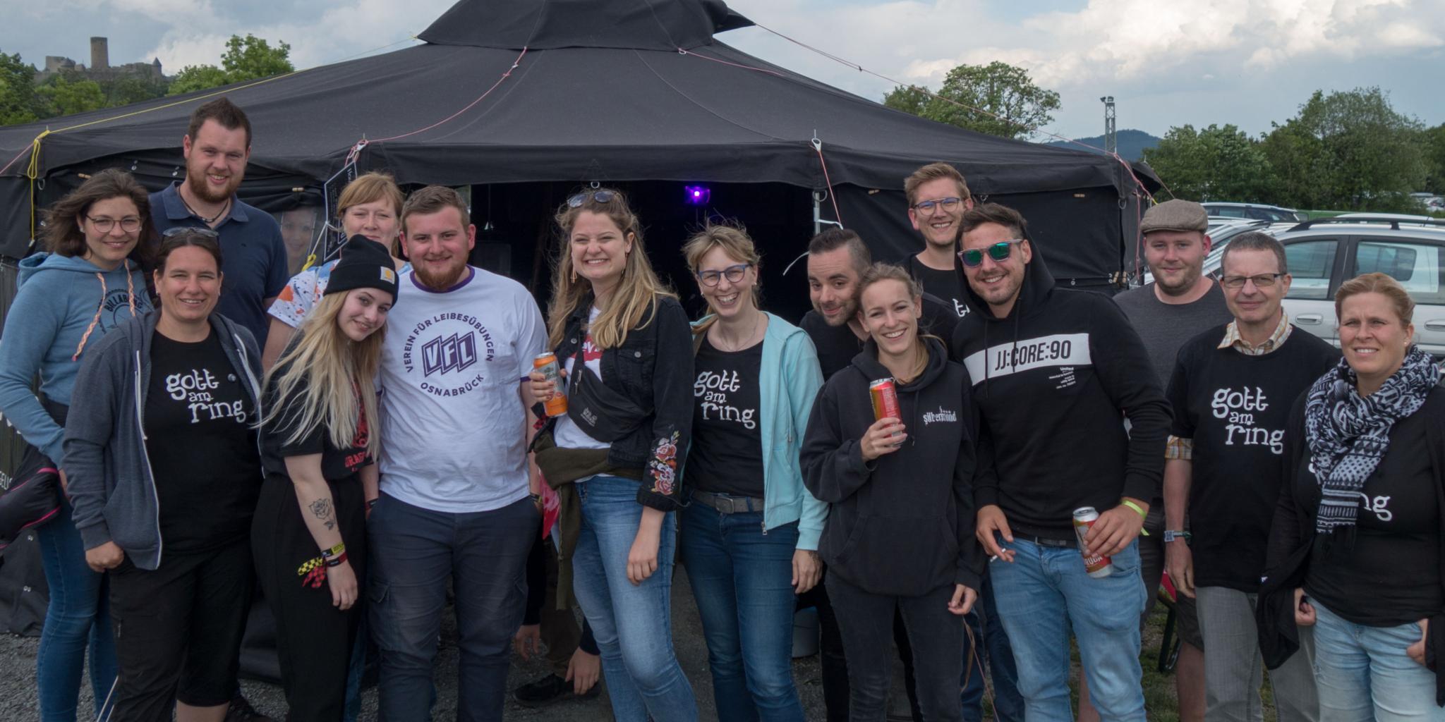 Helfer und Besucher bei Gott am Ring 2023 vor der Jurte