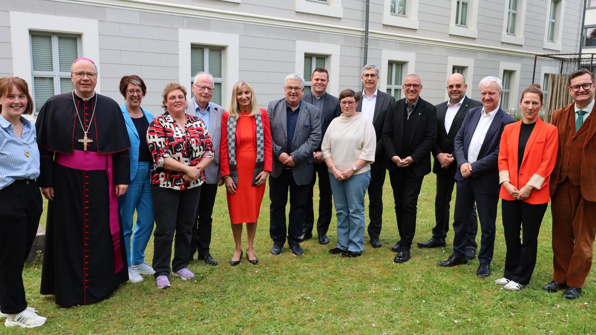 Vorstand, Kuratorium, Geschäfsführung zusammen mit Bischof Ackermann und Generalvikar Sturm