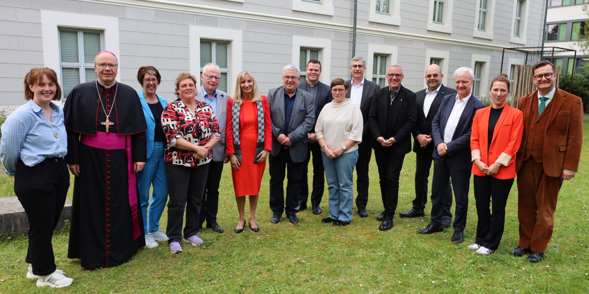 Vorstand, Kuratorium, Geschäfsführung zusammen mit Bischof Ackermann und Generalvikar Sturm