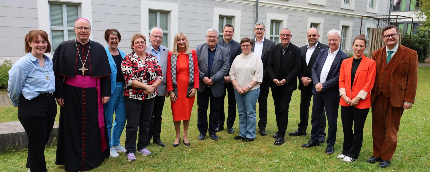 Vorstand, Kuratorium, Geschäfsführung zusammen mit Bischof Ackermann und Generalvikar Sturm