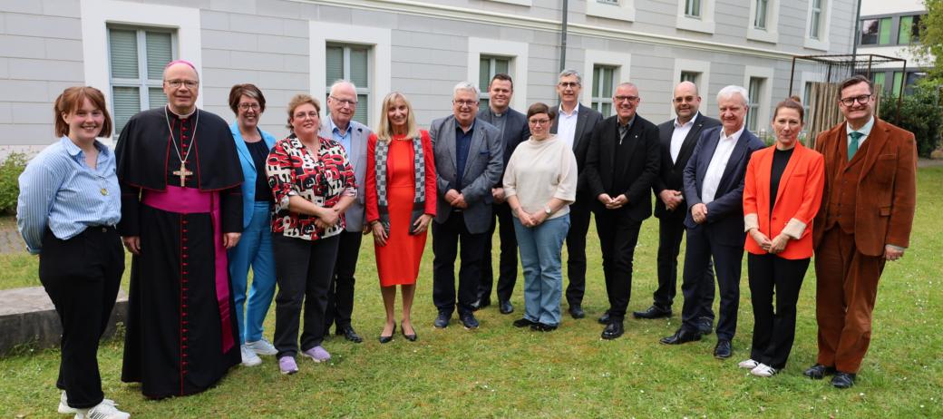 Vorstand, Kuratorium, Geschäfsführung zusammen mit Bischof Ackermann und Generalvikar Sturm