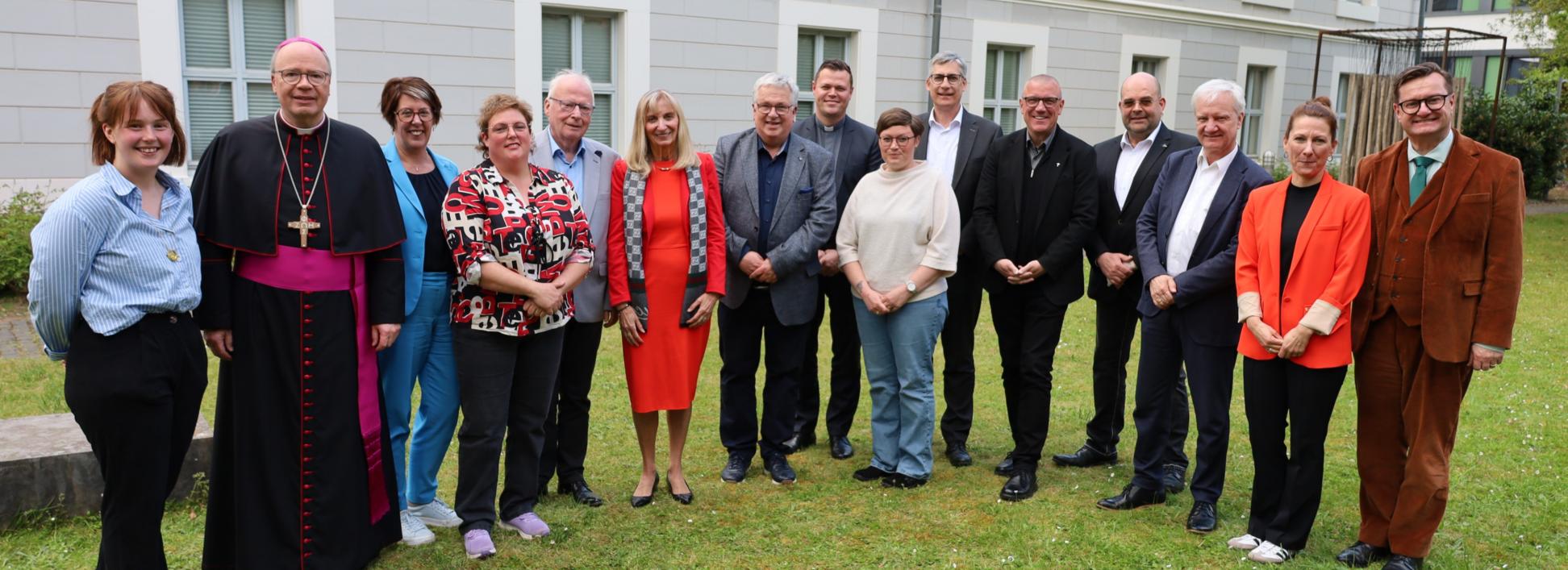 Vorstand, Kuratorium, Geschäfsführung zusammen mit Bischof Ackermann und Generalvikar Sturm