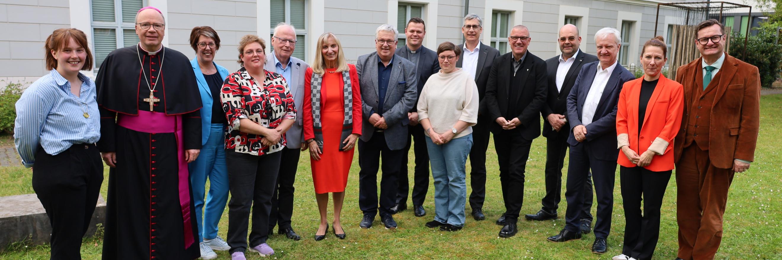 Vorstand, Kuratorium, Geschäfsführung zusammen mit Bischof Ackermann und Generalvikar Sturm