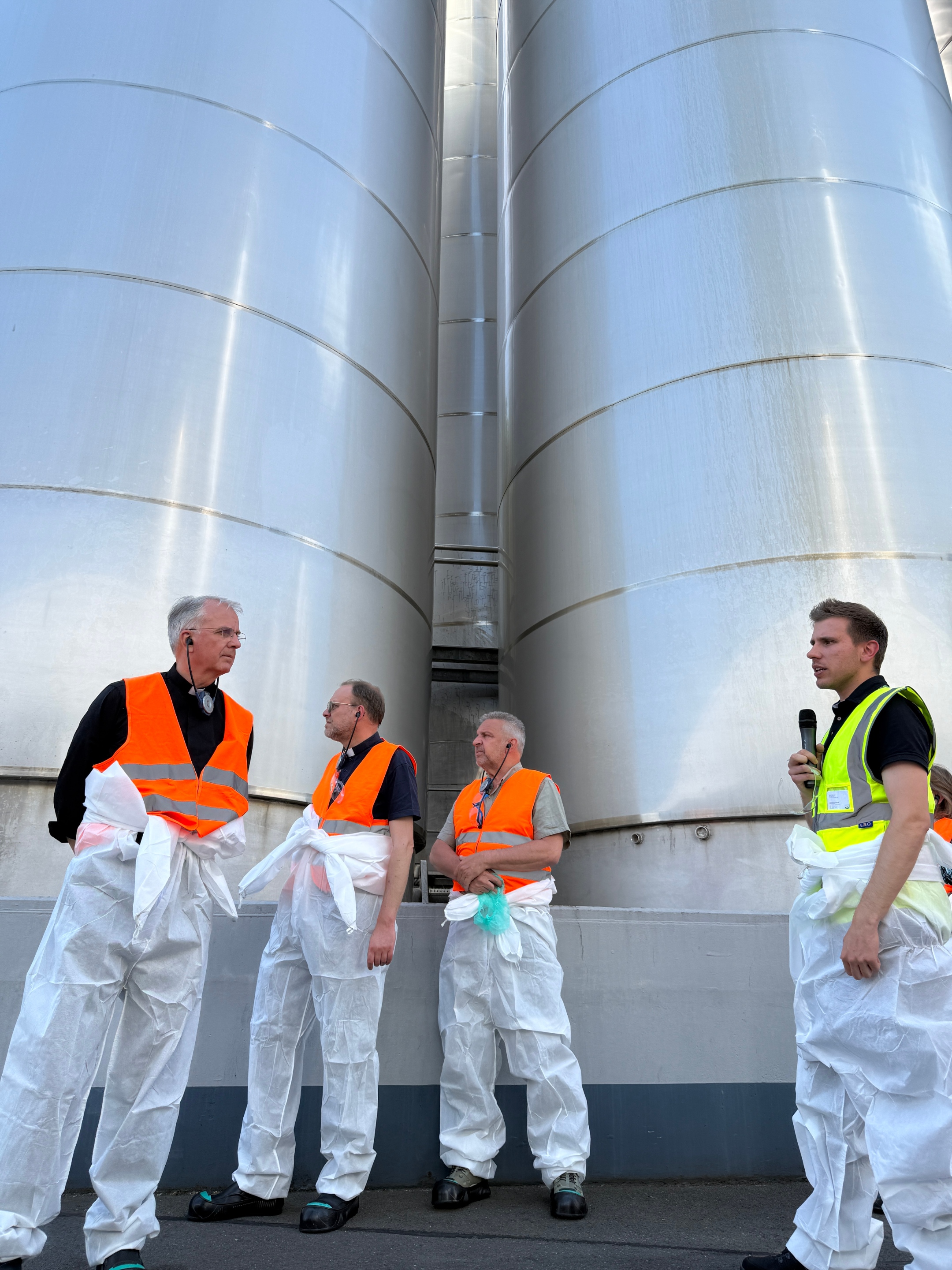 Die Gruppe vor den großen Milchtürmen der Arla in Pronsfeld