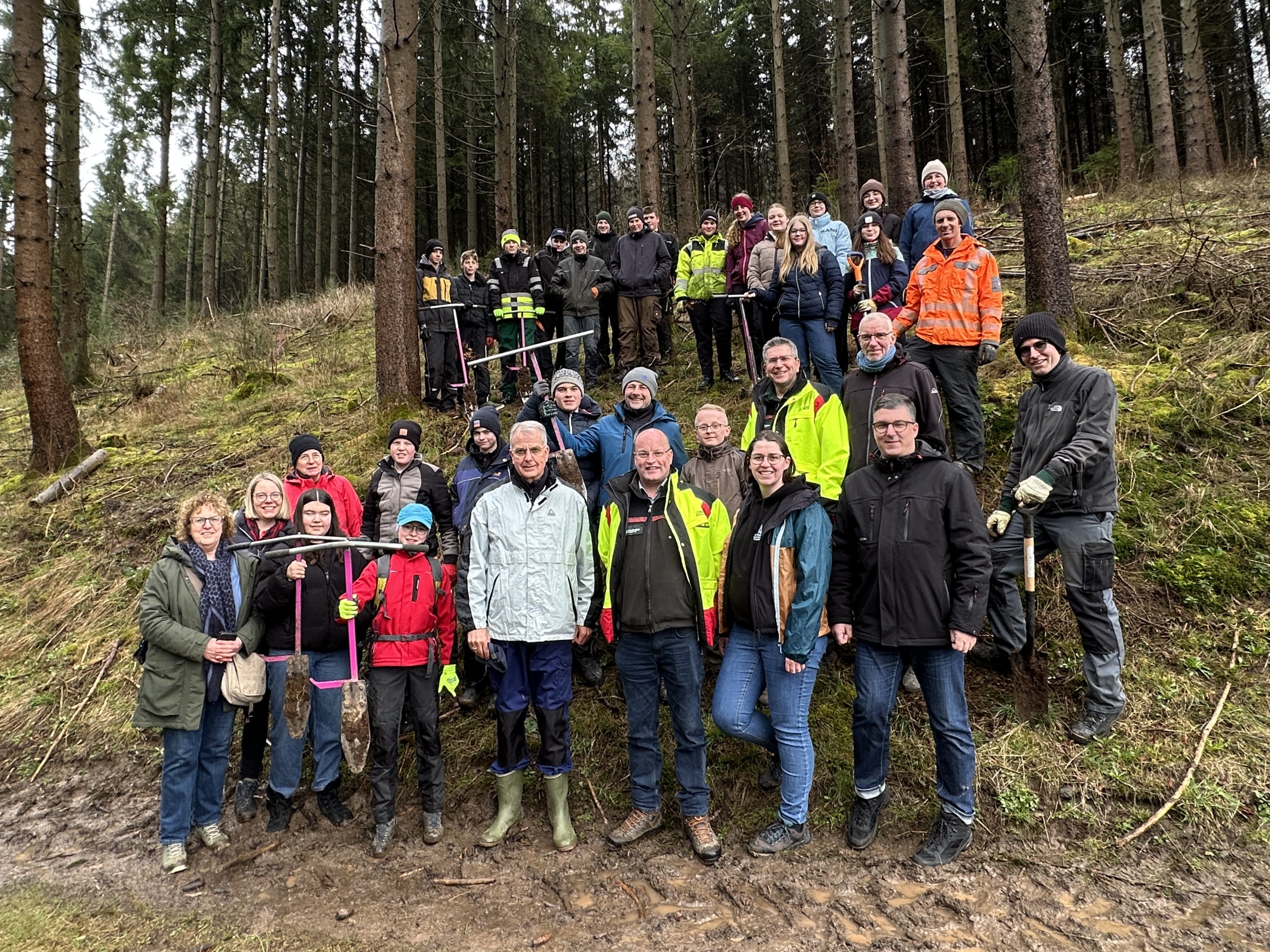 Man sieht ein Gruppenfoto mit allen Beteiligten, darunter auch Weihbischöf Jörg Michael Peters
