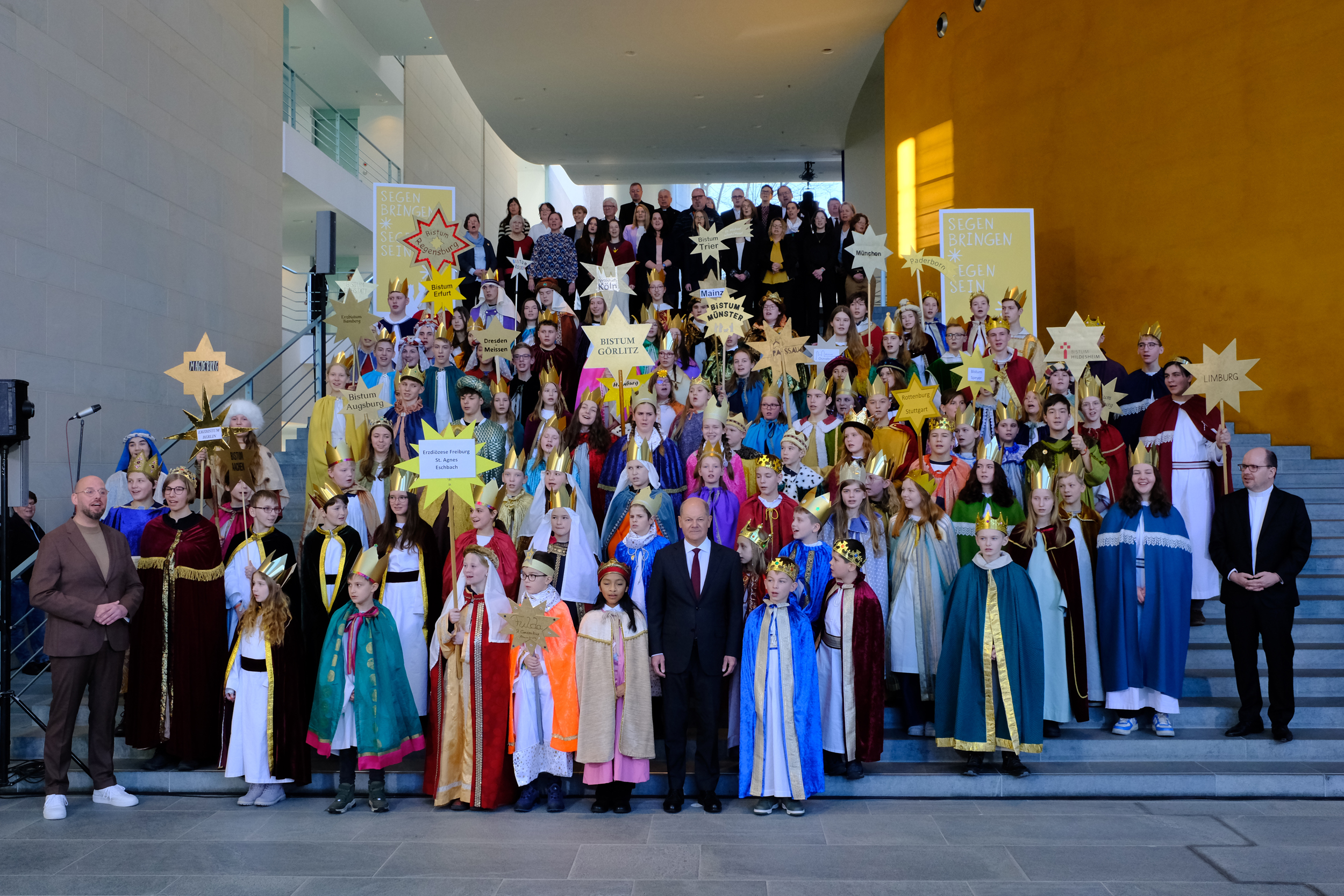 Gruppenfoto mit Sternsingern