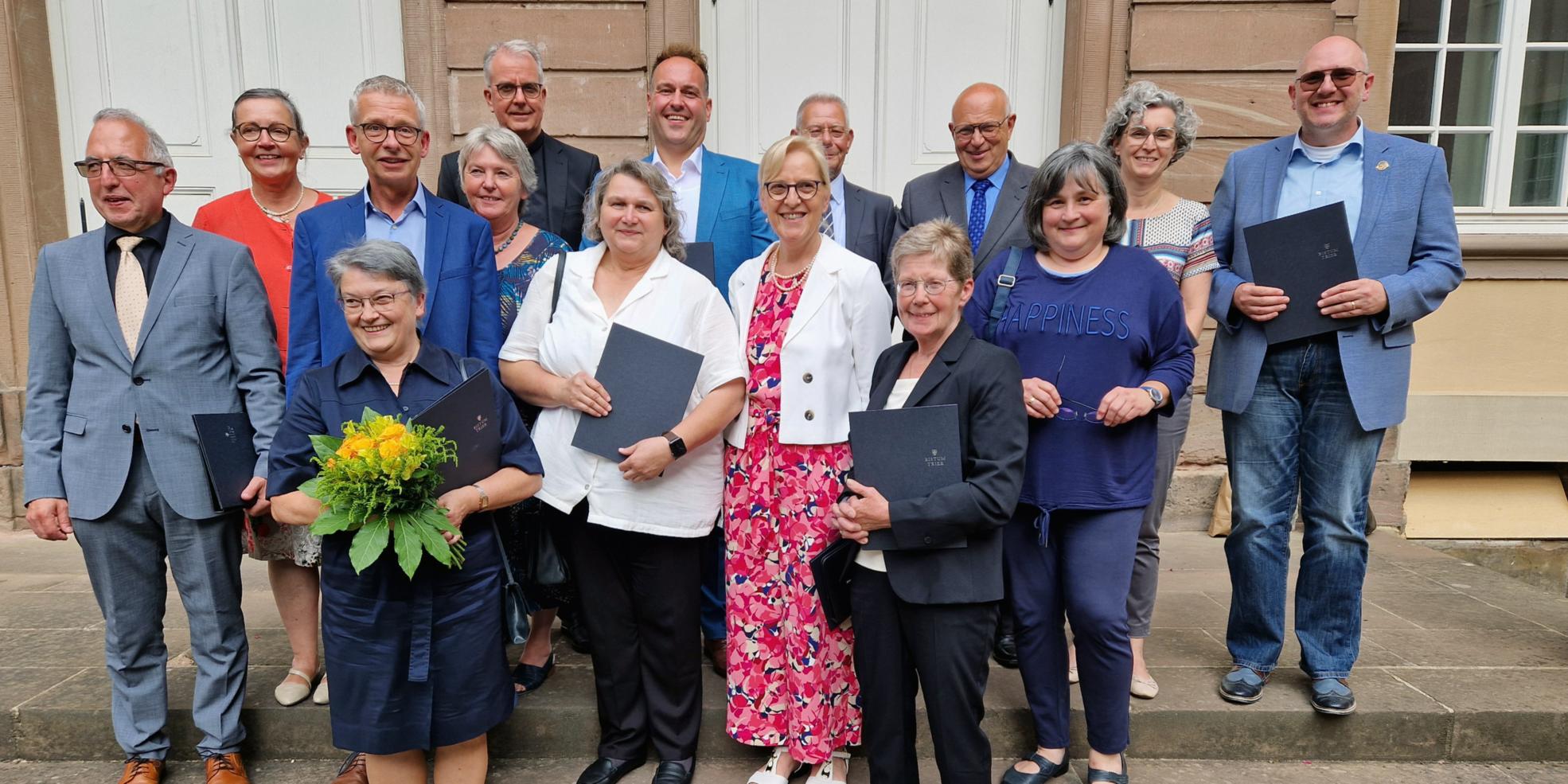 Gruppenfoto der Absolvent*innen zusammen mit Weihbischof Jörg Michael Peters