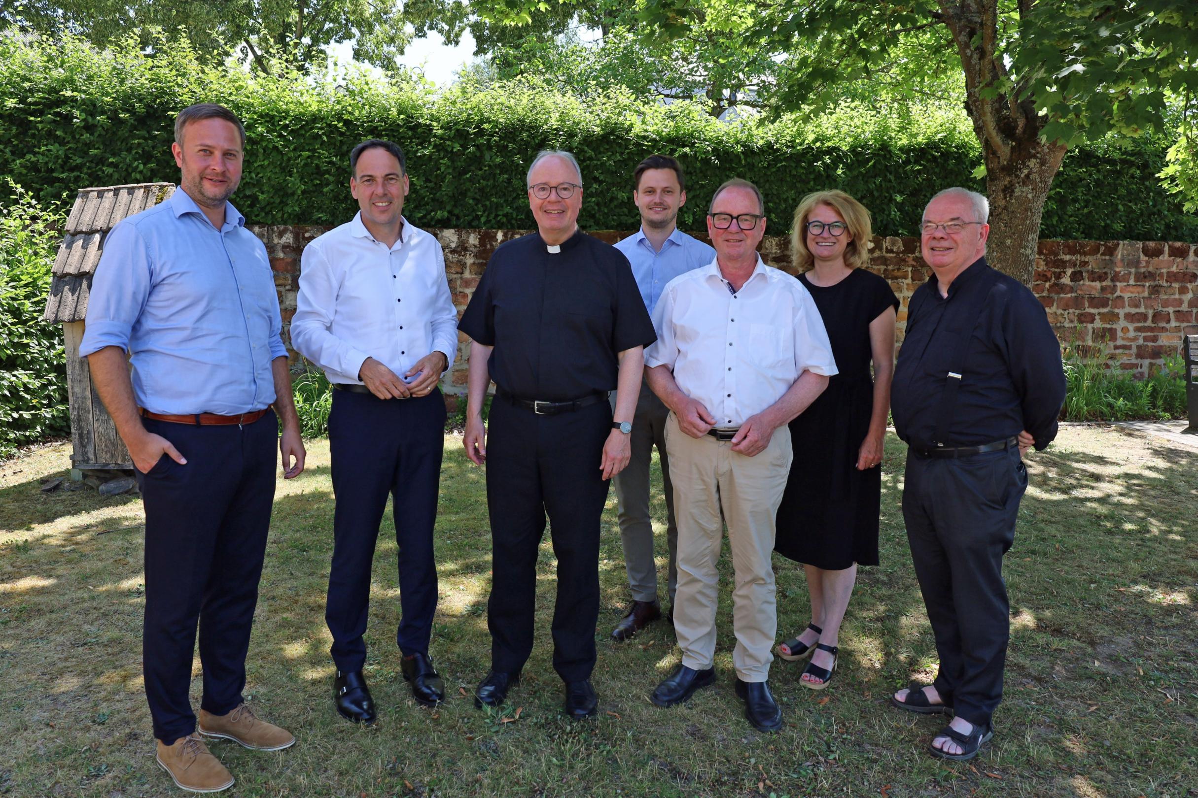 Gruppenfoto: Bischof Ackermann (Mitte) und die kommunalen Vertreterinnen und Vertreter sowie Diakon Timo Wacht (links) und Pfarrer Georg Dehn (rechts).