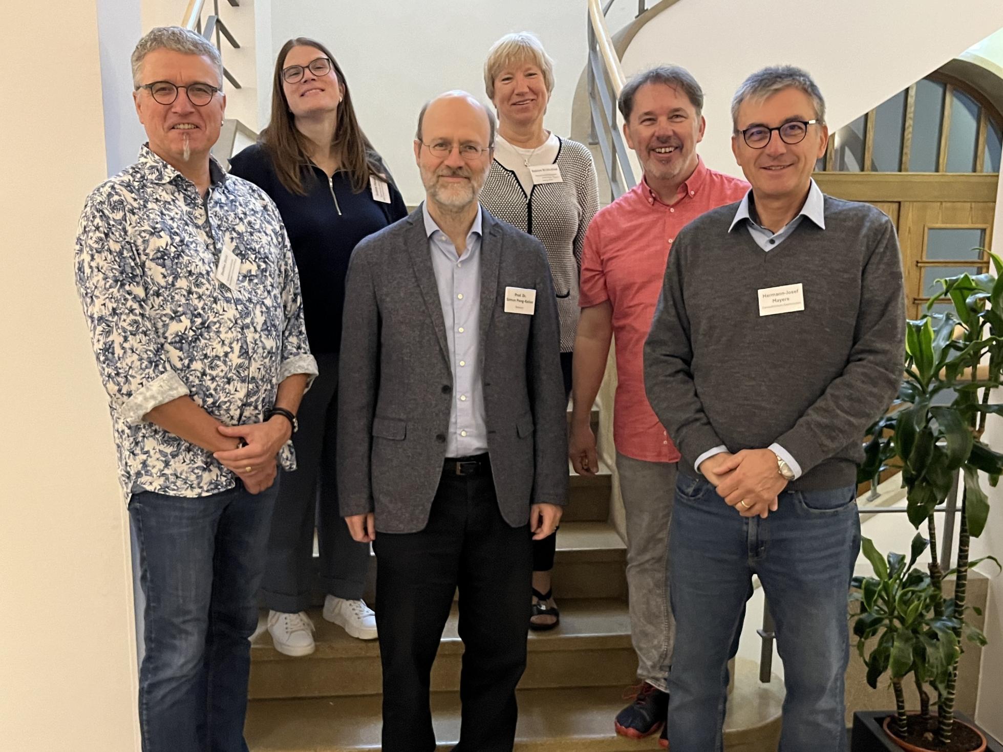 Die AG Sprecher*innen Steffen Stutz, Judith Pesch, Sabine Brühl-Kind, Markus Annen und Hermann-Josef Mayers mit Prof. Simon Peng-Keller (Mitte). Die Mitglieder der AG Sprecher*innen sind die Ansprechpersonen für die KH-Seelsorgenden in den jeweiligen Regionen Koblenz-Mittelrhein, Nahe-Hunsrück, Rhein-Wied-Sieg, Saarland, Trier. Auf dem Foto fehlt Carlo Fischer-Peitz.