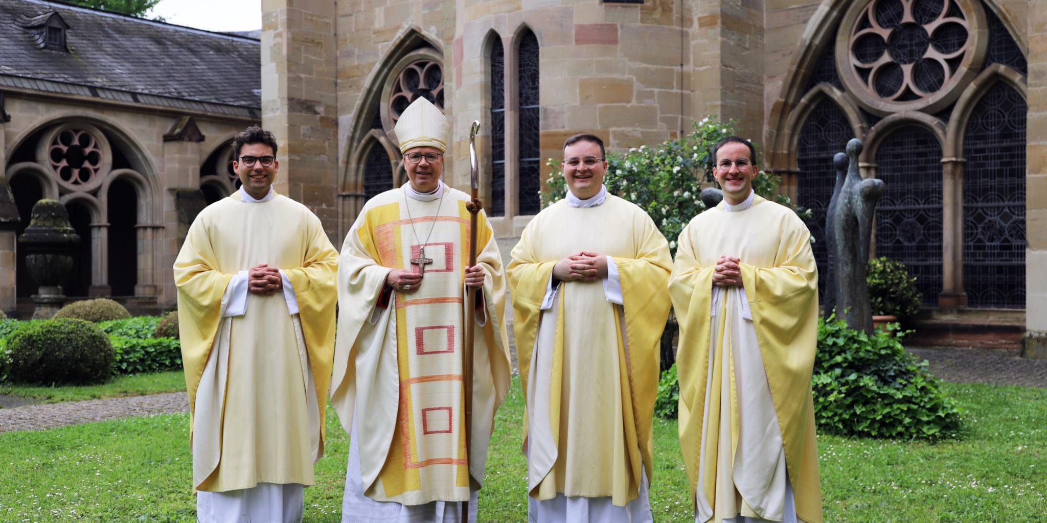 Die drei Neupriester zusammen mit Bischof Ackermann: Christian Jager, Bischof Dr. Stephan Ackermann, Adrian Sasmaz, Jens Bauer (vlnr.)