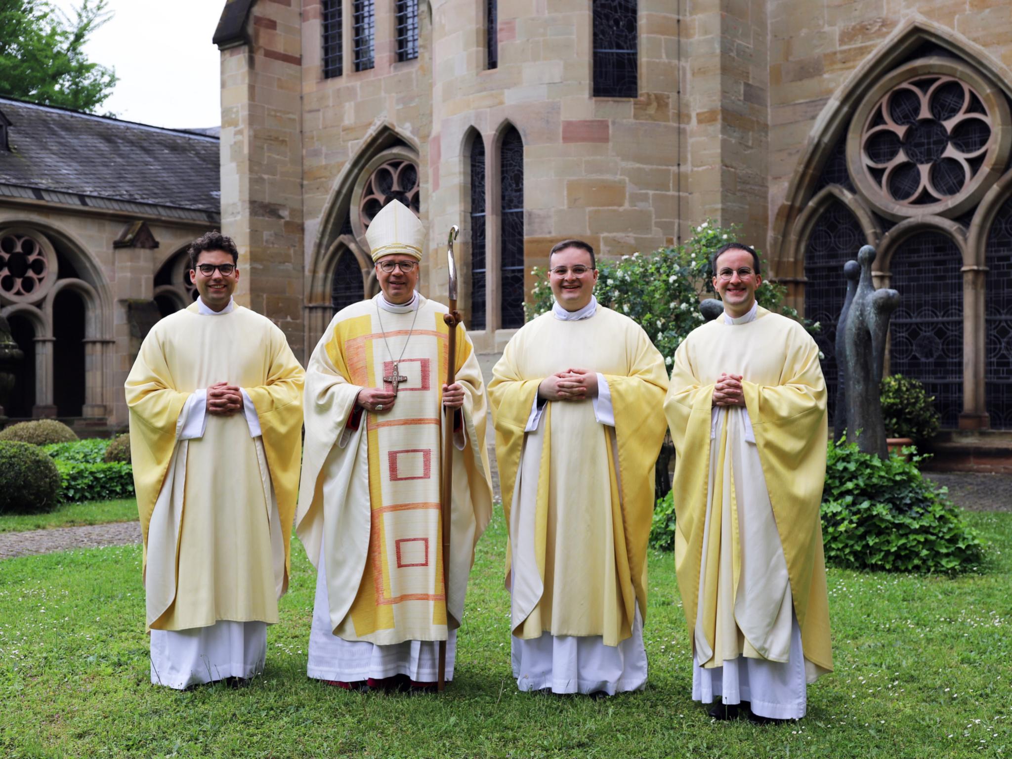 Die drei Neupriester zusammen mit Bischof Ackermann: Christian Jager, Bischof Dr. Stephan Ackermann,  Adrian Sasmaz, Jens Bauer (vlnr.)