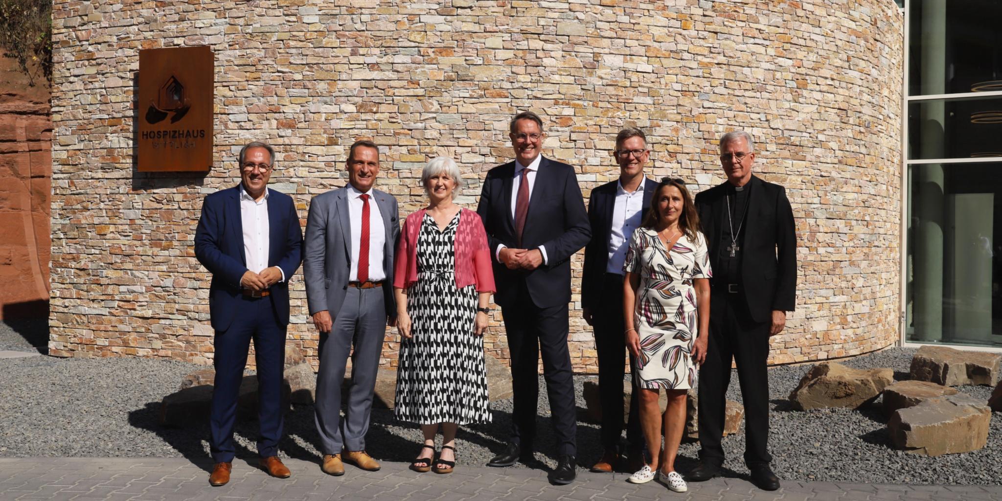 Vor dem Hospizhaus Wittlich (von links): Landrat Gregor Eibes, Bürgermeister Joachim Rodenkirch, Einrichtungsleiterin Cordula Bielemeier, Ministerpräsident Alexander Schweitzer, Geschäftsführer Thomas Buckler, Schauspielerin Barbara Philipp, Weihbischof Jörg Michael Peters