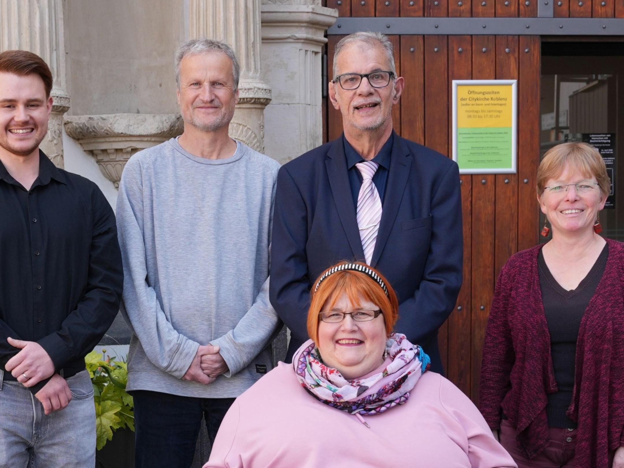 Freuten sich über die große Resonanz bei der Gedenkveranstaltung in der Koblenzer Citykirche (von links): Heilerziehungspfleger aus dem Caritas-Haus Eulenhorst, Johannes Szymanski, Holger Großklos (Gesamtleitung Wohnhäuser), Angela Platz und Werner Schmelzer als Bewohner aus dem Caritas-Haus Eulenhorst und wissenschaftliche Dokumentarin der Gedenkstätte Hadamar, Dr. Esther Abel.