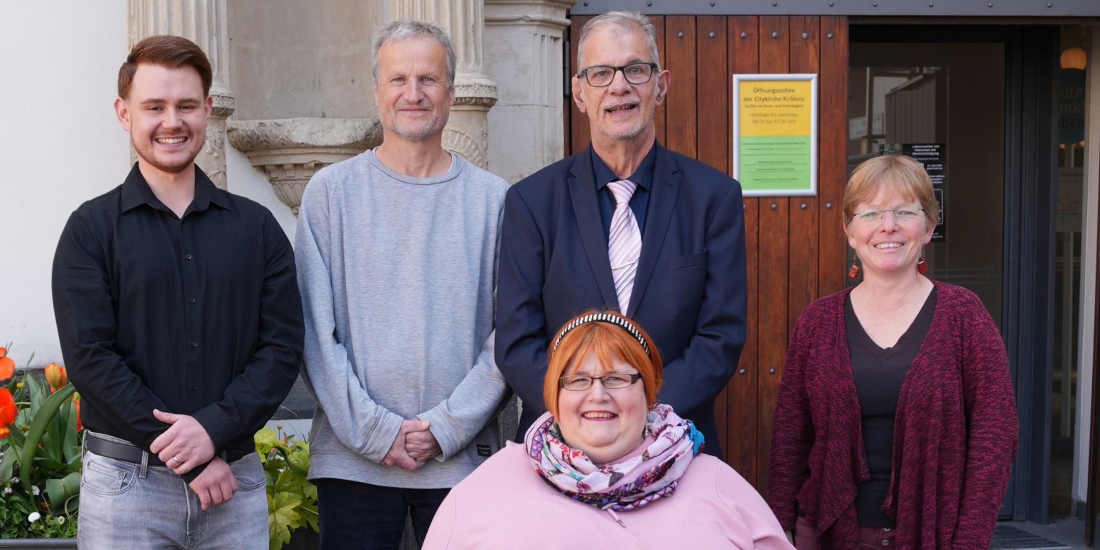Freuten sich über die große Resonanz bei der Gedenkveranstaltung in der Koblenzer Citykirche (von links): Heilerziehungspfleger aus dem Caritas-Haus Eulenhorst, Johannes Szymanski, Holger Großklos (Gesamtleitung Wohnhäuser), Angela Platz und Werner Schmelzer als Bewohner aus dem Caritas-Haus Eulenhorst und wissenschaftliche Dokumentarin der Gedenkstätte Hadamar, Dr. Esther Abel.