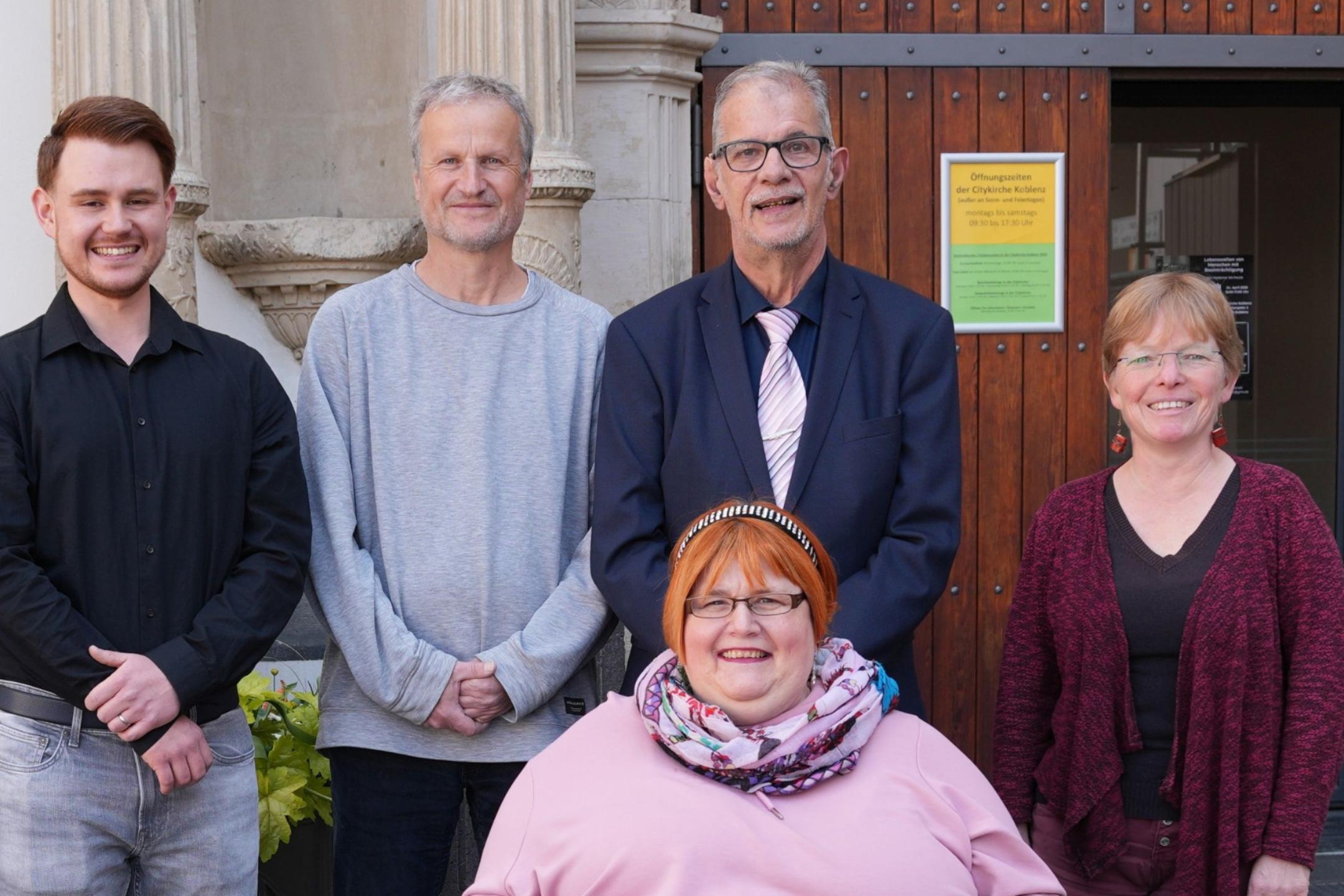 Freuten sich über die große Resonanz bei der Gedenkveranstaltung in der Koblenzer Citykirche (von links): Heilerziehungspfleger aus dem Caritas-Haus Eulenhorst, Johannes Szymanski, Holger Großklos (Gesamtleitung Wohnhäuser), Angela Platz und Werner Schmelzer als Bewohner aus dem Caritas-Haus Eulenhorst und wissenschaftliche Dokumentarin der Gedenkstätte Hadamar, Dr. Esther Abel.