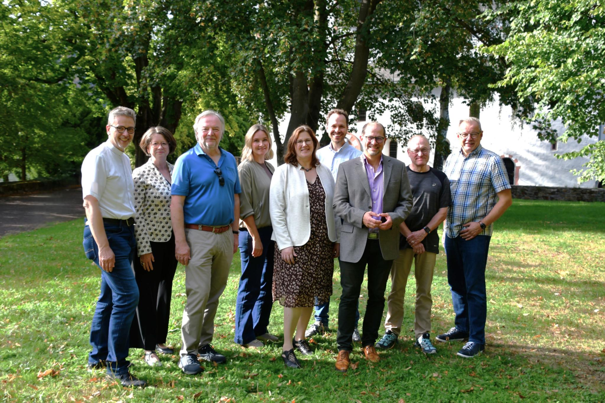 Die Mitgliederversammlung des Vereins „Kirchen auf der BUGA 2029 e.V.“: (v.l.n.r.) Markus Lerchl (Katholische Kirchengemeinde Heilige Hildegard von Bingen), Mechthild Schabo (Bistum Trier), Marcus Grünewald (Bistum Mainz), Svenja Mai (Evangelische Kirche im Rheinland), Nicole Claire Heckmann (Bistum Trier), Dr. David Hüser (Bistum Mainz), Urs Michalke (Evangelische Kirche in Hessen und Nassau), Heiko Ehrhardt (Evangelische Kirche im Rheinland) und Werner Thomas (Bistum Limburg). Auf dem Foto fehlen Kerstin Janott (Evangelisches Dekanat Nassauer Land) und Volker Rahn (Evangelische Kirche in Hessen und Nassau).