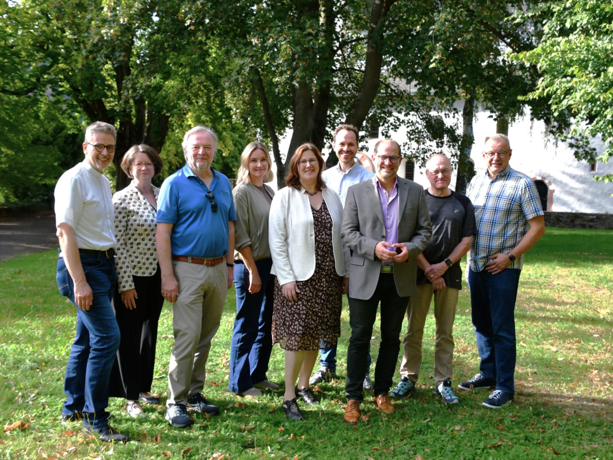 Die Mitgliederversammlung des Vereins „Kirchen auf der BUGA 2029 e.V.“: (v.l.n.r.) Markus Lerchl (Katholische Kirchengemeinde Heilige Hildegard von Bingen), Mechthild Schabo (Bistum Trier), Marcus Grünewald (Bistum Mainz), Svenja Mai (Evangelische Kirche im Rheinland), Nicole Claire Heckmann (Bistum Trier), Dr. David Hüser (Bistum Mainz), Urs Michalke (Evangelische Kirche in Hessen und Nassau), Heiko Ehrhardt (Evangelische Kirche im Rheinland) und Werner Thomas (Bistum Limburg). Auf dem Foto fehlen Kerstin Janott (Evangelisches Dekanat Nassauer Land) und Volker Rahn (Evangelische Kirche in Hessen und Nassau).