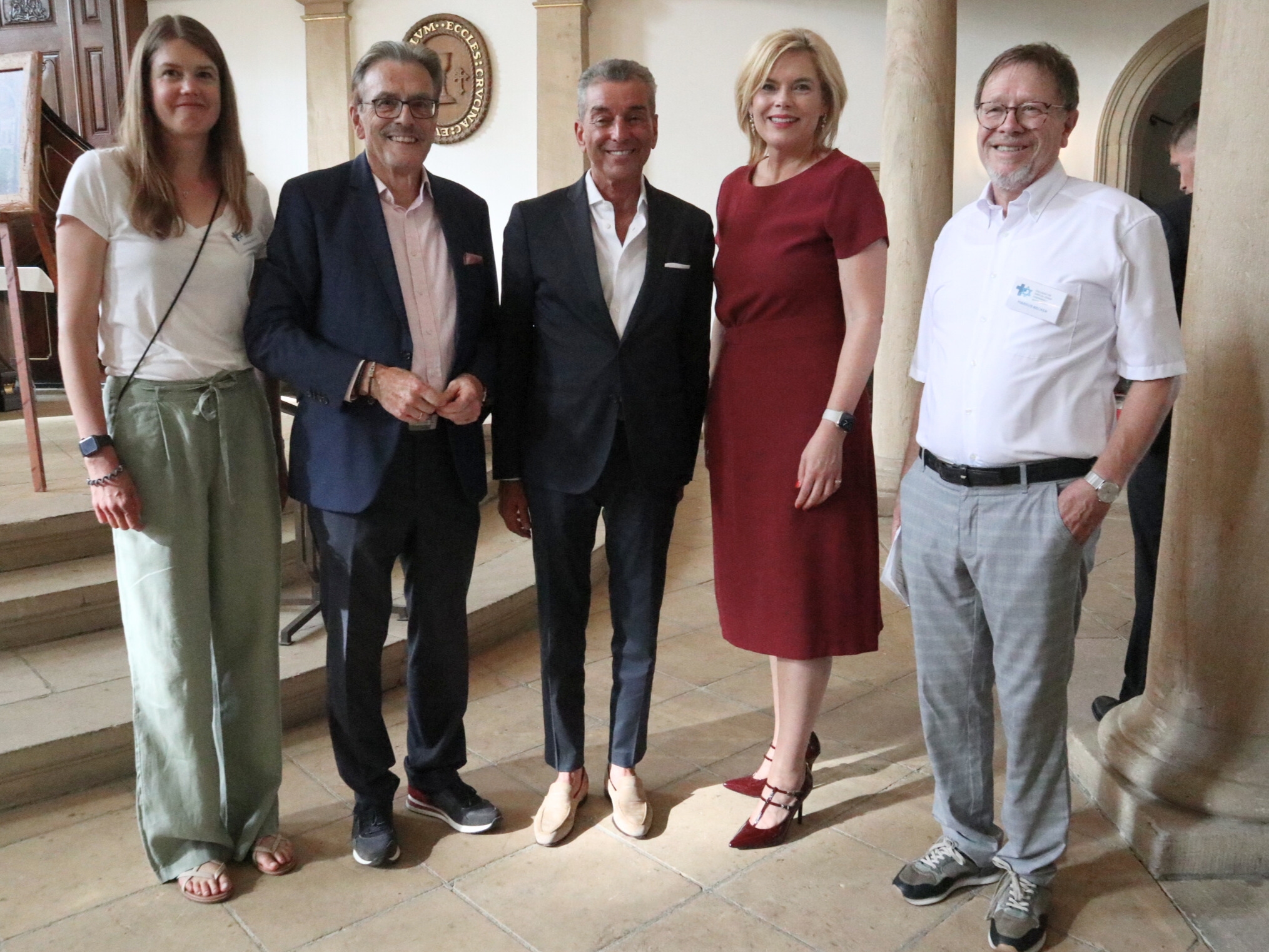Michel Friedman (Mitte) und Julia Klöckner (Zweite v. rechts) wurden von Vorsitzenden der Gesellschaft für Christlich-Jüdische Zusammenarbeit Bad Kreuznach begrüßt: Abigajil Bock, Franz-Josef Diel (Zweiter v. links) und Markus Becker in der Bad Kreuznacher Paulus-Kirche begrüßt.