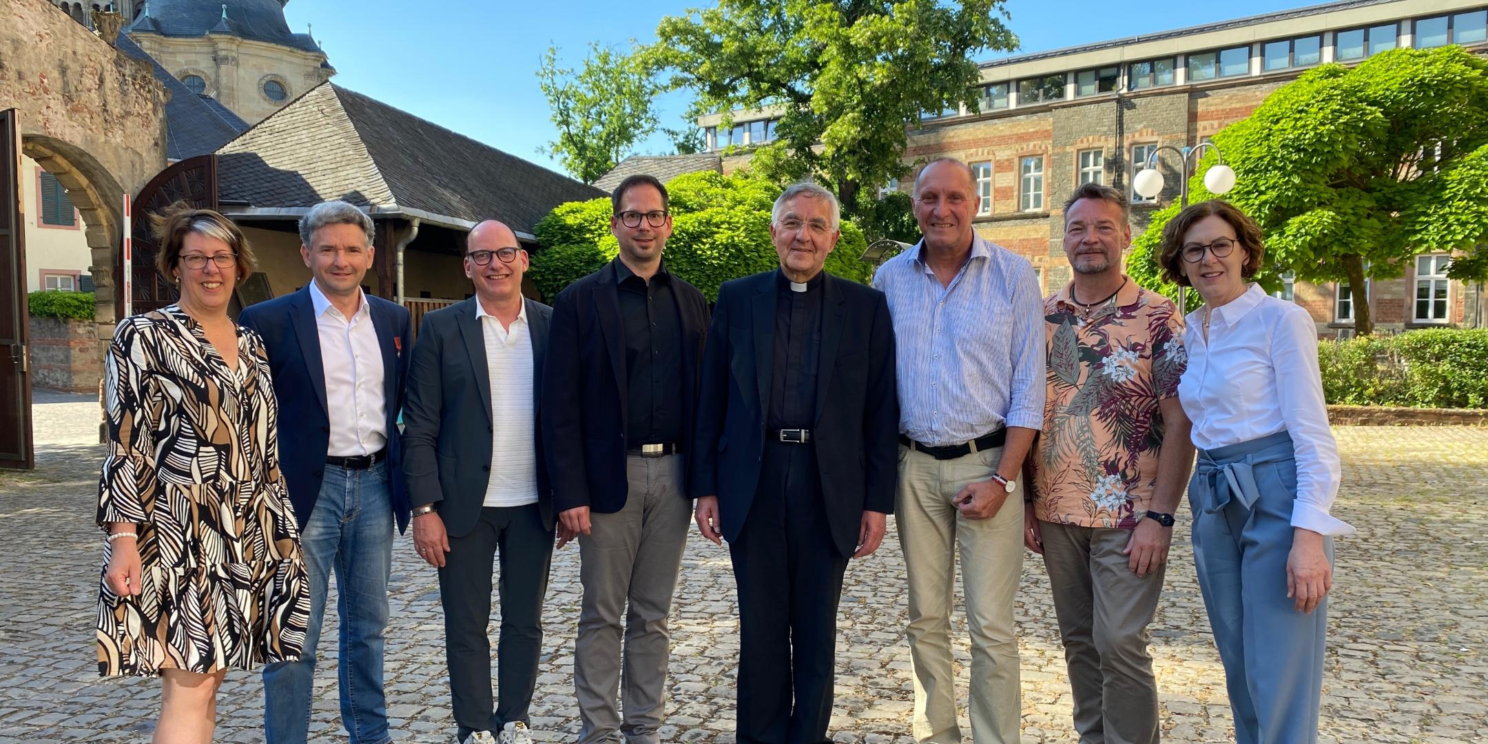 V.l.n.r.: Dr. Kerstin Schmitz-Stuhlträger, Patrick Wilhelmy, Markus Kochems-Wrona, Timo Kochems, Weihbischof Franz Josef Gebert, Dieter Fenten, Frank Fenten und Elisabeth Winandy