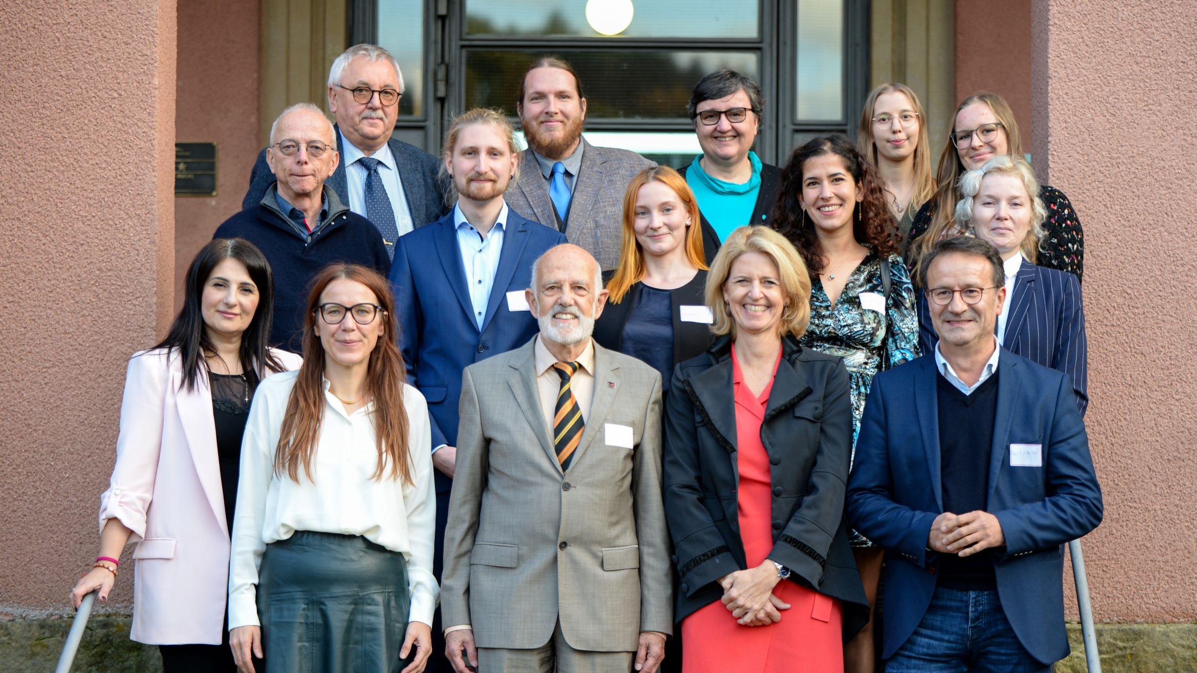 Gruppenfoto : In der Mitte Hans Casel vom Katholikenrat zusammen mit dem Forschungsteam der Ethnologie an der Uni Trier und und weiteren Mitgliedern des Katholikenrates