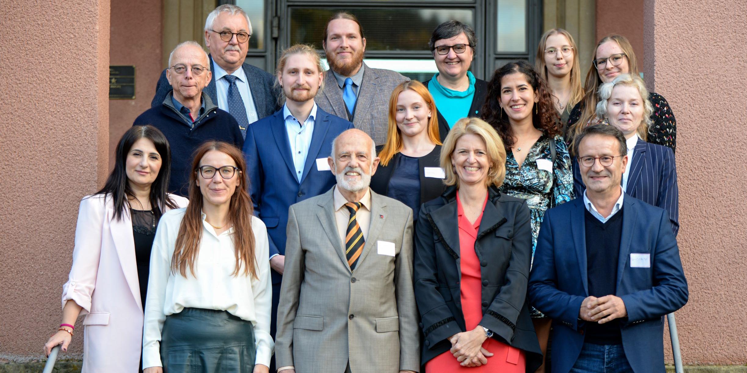Gruppenfoto : In der Mitte Hans Casel vom Katholikenrat zusammen mit dem Forschungsteam der Ethnologie an der Uni Trier und und weiteren Mitgliedern des Katholikenrates