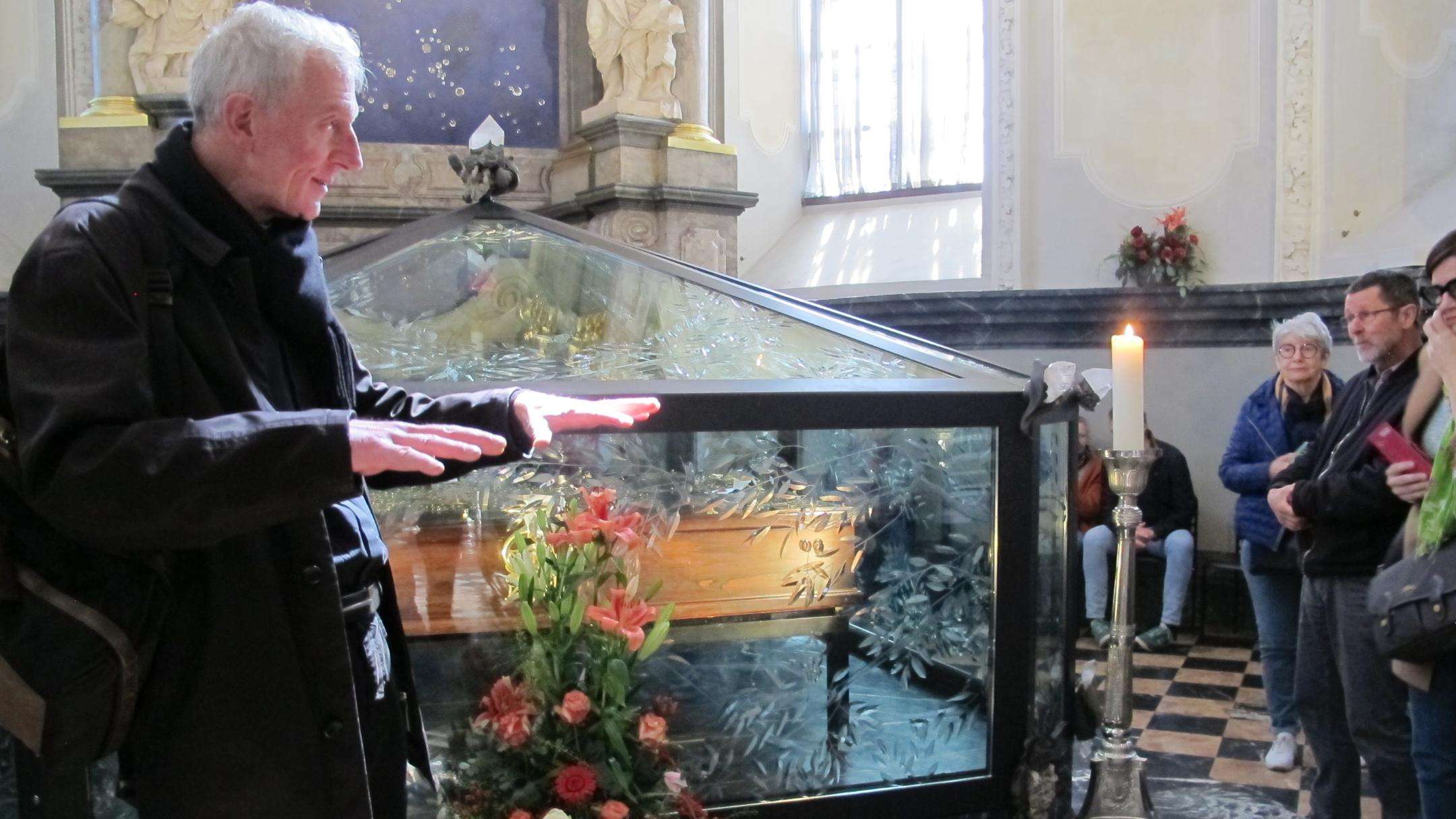 Domkapitular Benedikt Welter führt Mitarbeitende des Generalvikariates durch den Trierer Dom.