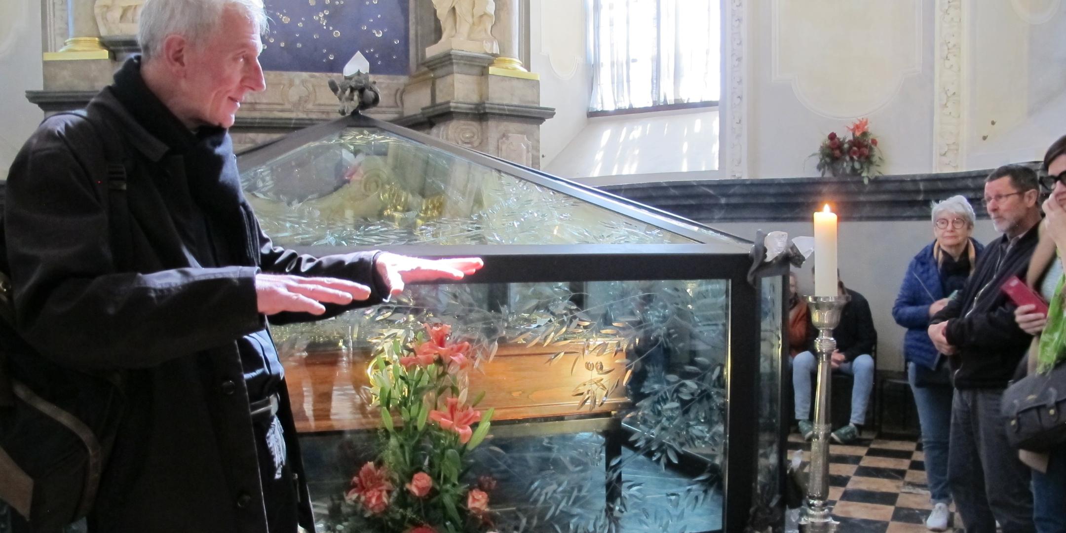 Domkapitular Benedikt Welter führt Mitarbeitende des Generalvikariates durch den Trierer Dom.