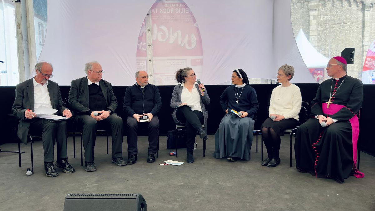 Begegnungstag der Ordensgemeinschaften. Auf dem Podium: Bischof Dr. Stephan Ackermann, Prof. Dr. Martin Lörsch, Sr. M. Michaele Rohde, St. Mercy Varghese, P. Otto Nosbisch, SDB, P. Rysad Krupa SCJ. Moderation: Judith Rupp
