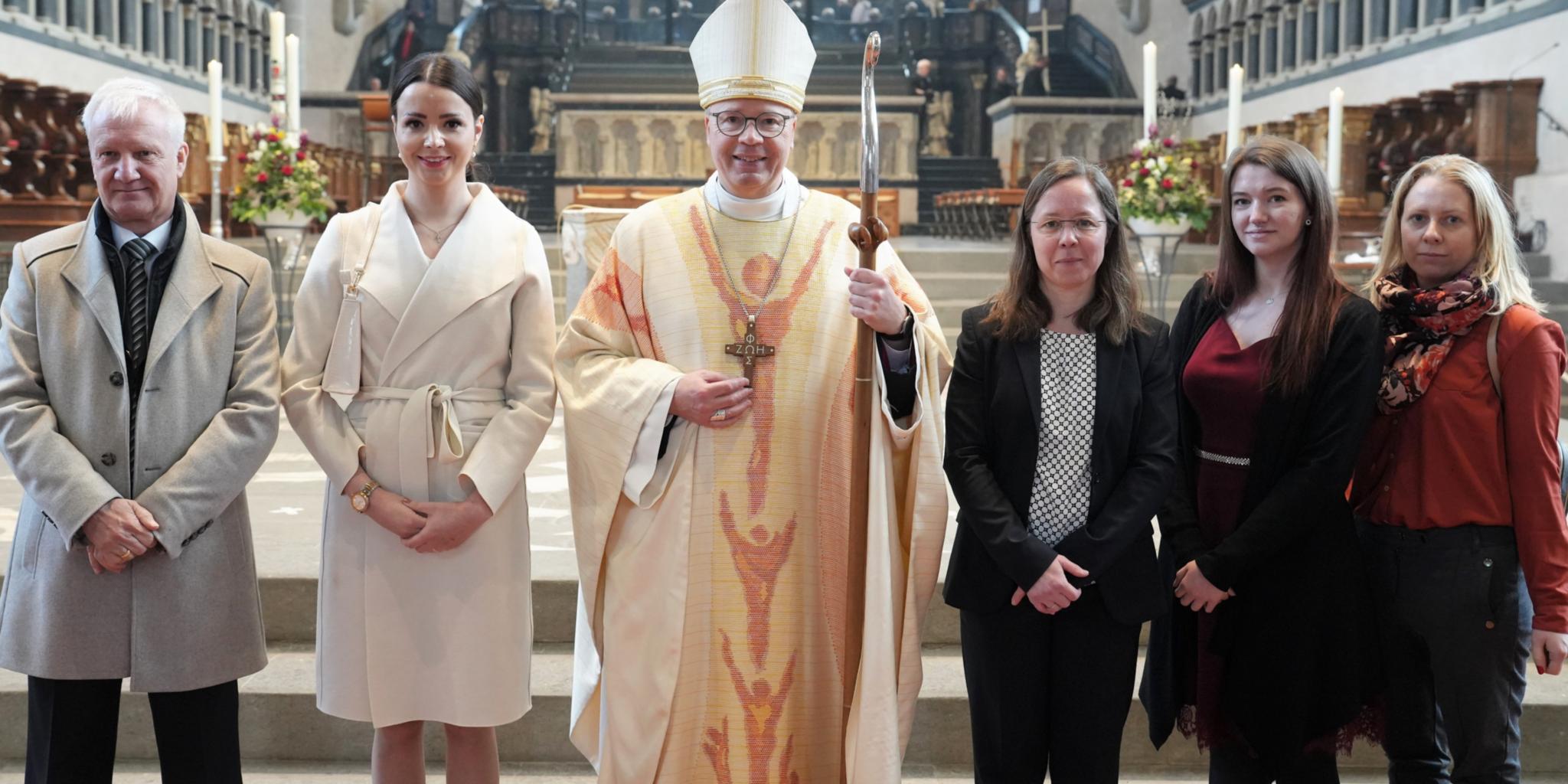 Bischof Dr. Stephan Ackermann mit den neu Gefirmten: Andreas Trogsch, Nina Zotz, Alexandra Hemprich, Samantha Winter und Miriam Stöhr (von links).