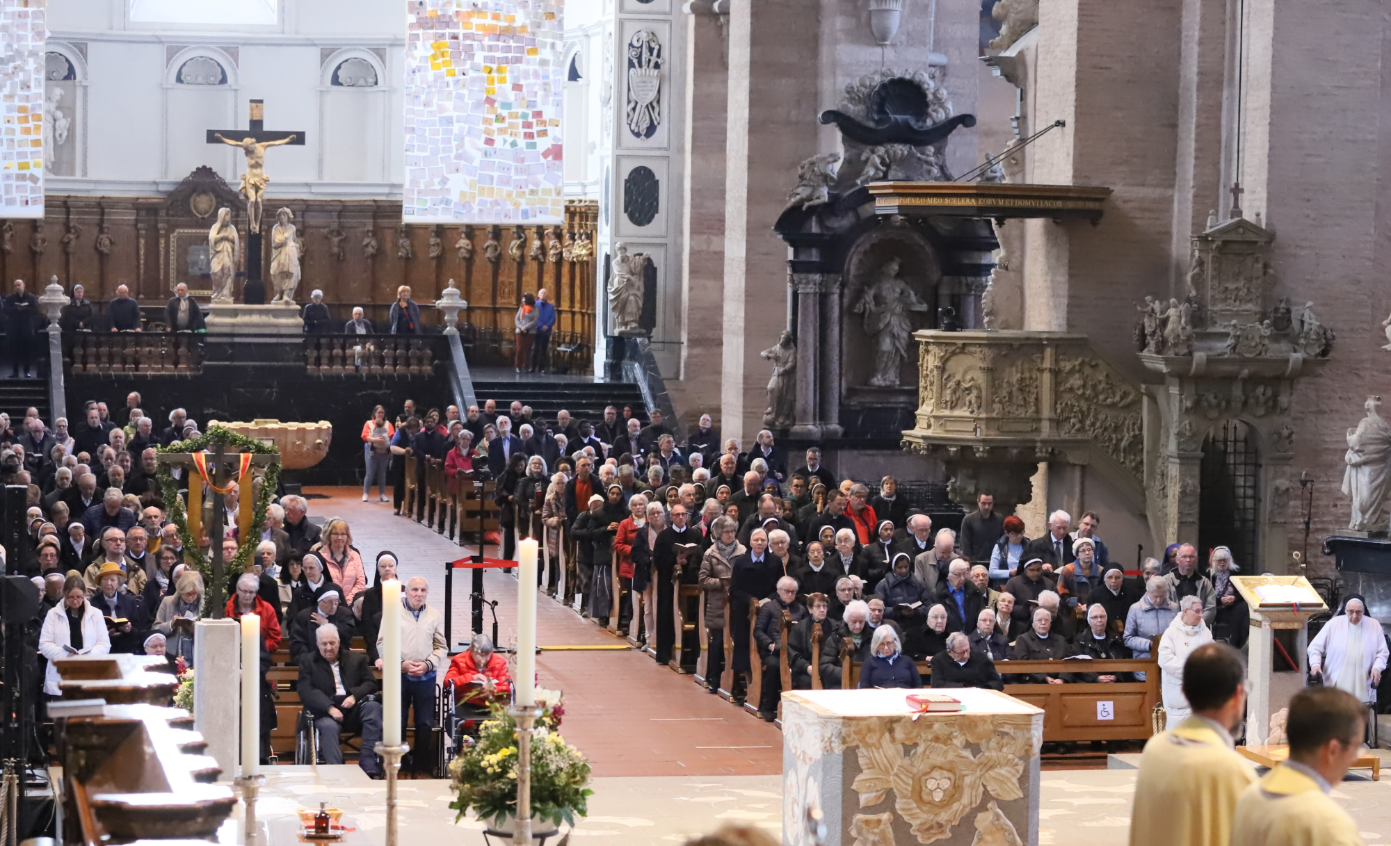 Blick in den voll besetzten Trierer Dom