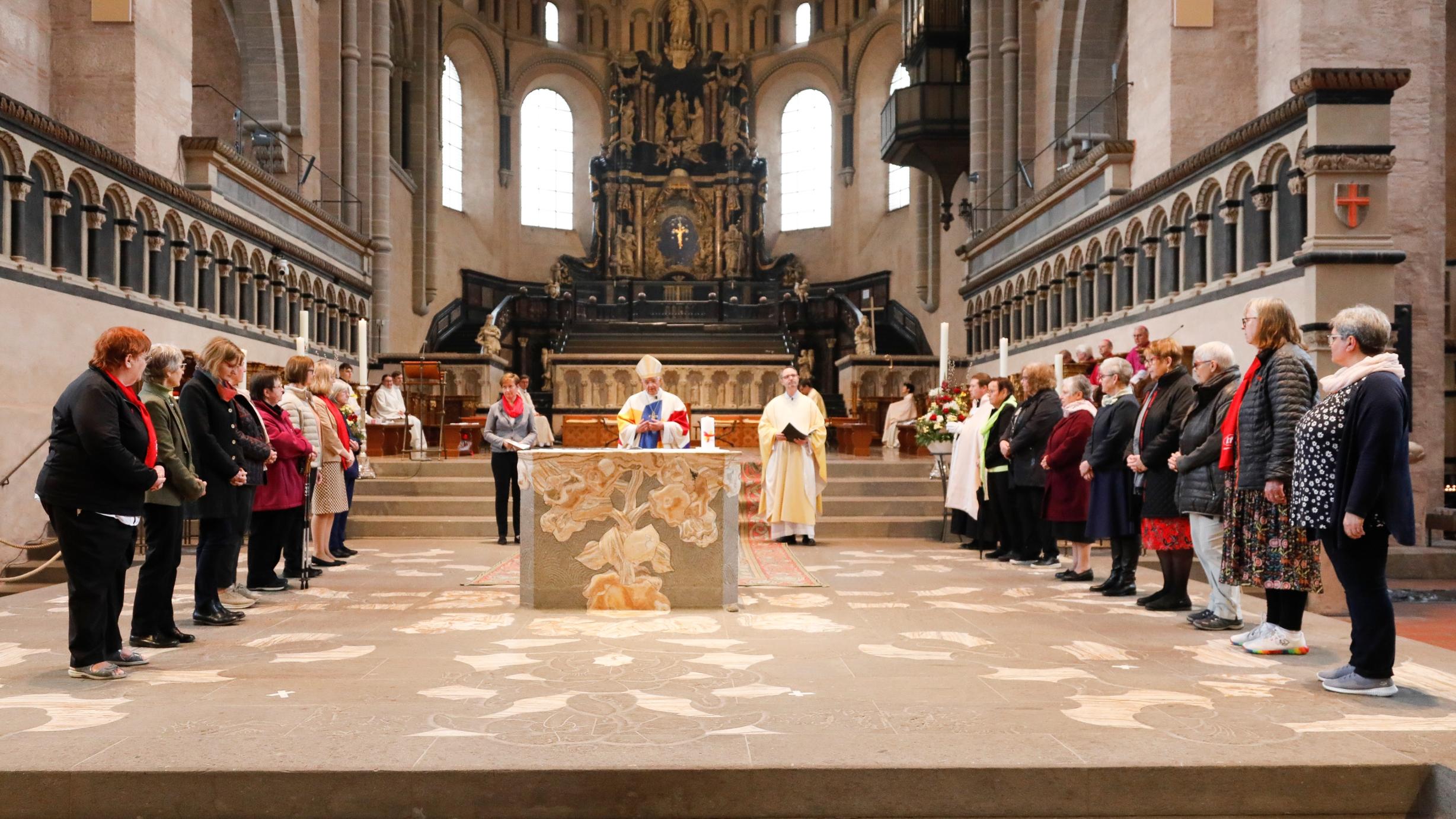 Die 16 Frauen erhielten die Beauftragung im Rahmen eines Gottesdienstes im Trierer Dom. In der Mitte Weihbischof Franz Josef Gebert.
