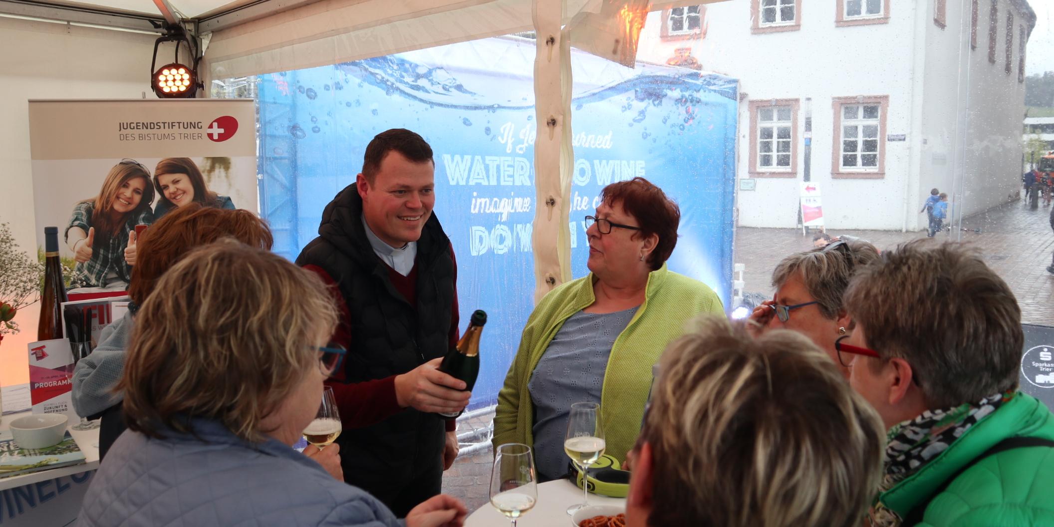 Tim Sturm begrüßt eine Gruppe in der 'Wine Lounge'