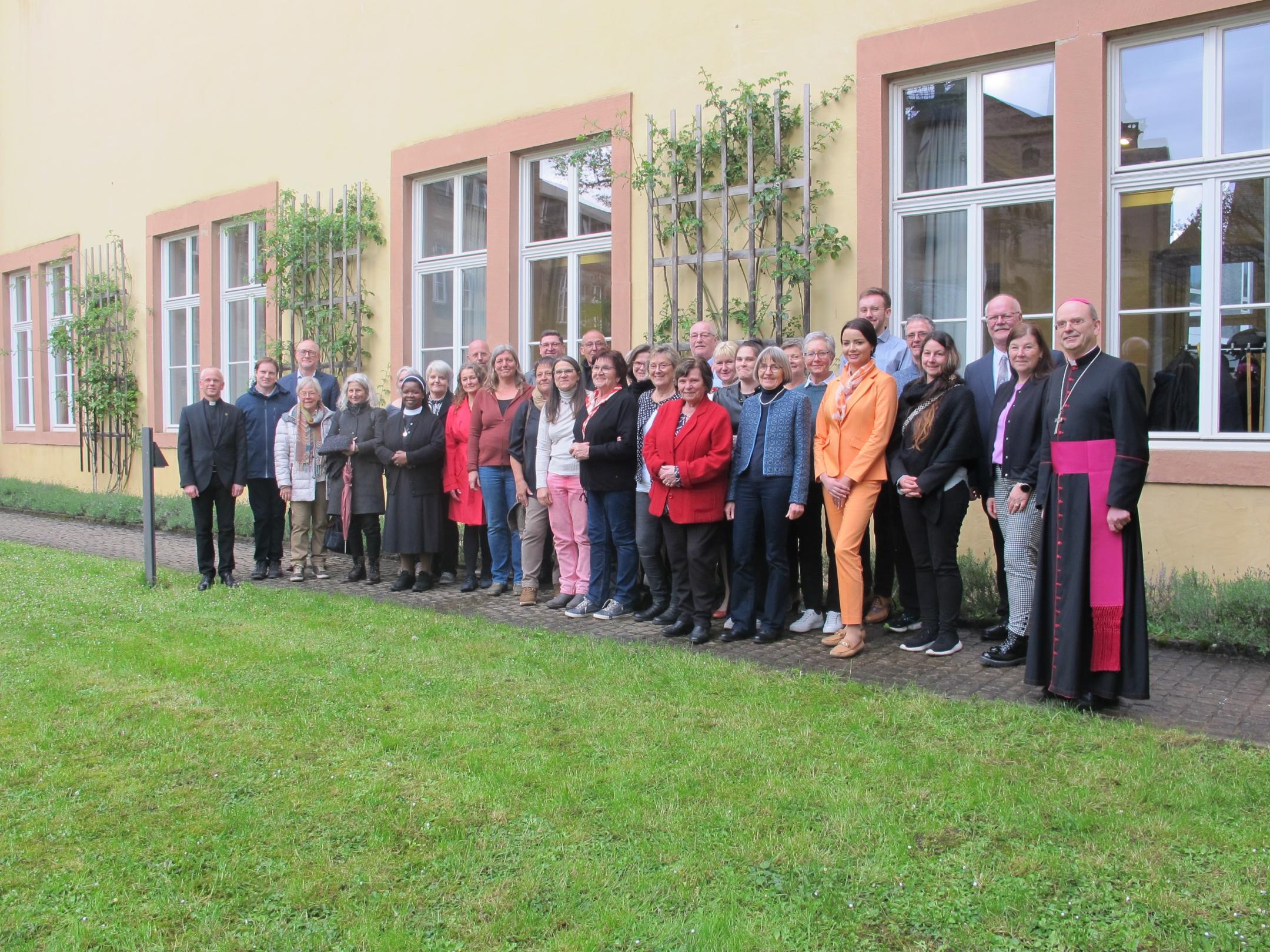Die neuen Küsterinnen und Küster mit Liturgiereferent Pfarrer Carsten Rupp (links) und Weihbischof Robert Brahm (rechts)