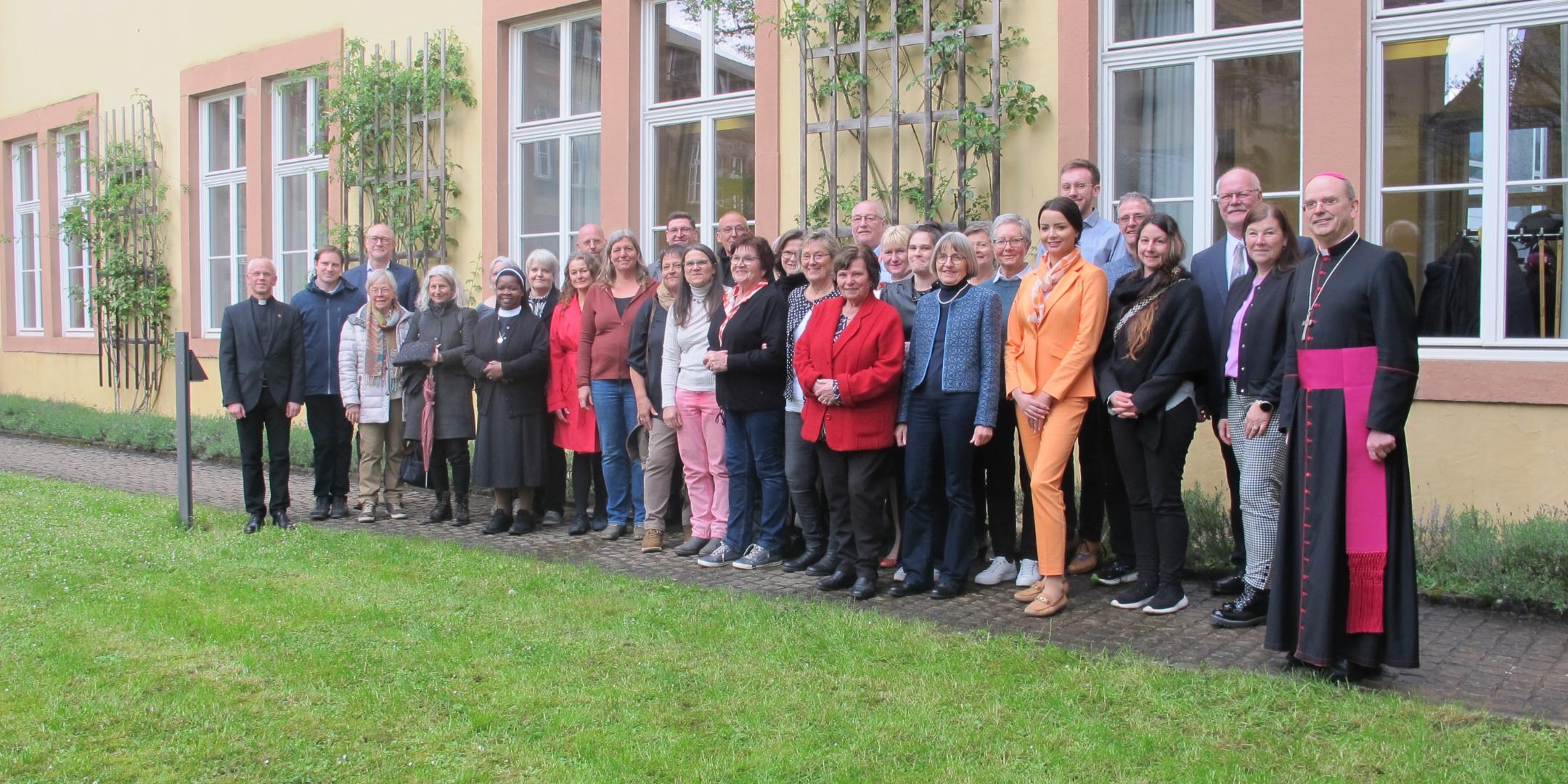 Die neuen Küsterinnen und Küster mit Liturgiereferent Pfarrer Carsten Rupp (links) und Weihbischof Robert Brahm (rechts)