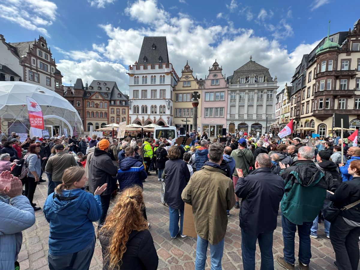 Ende des Demozugs mit Kundgebung auf dem Hauptmarkt vor dem AktionInfoZelt.