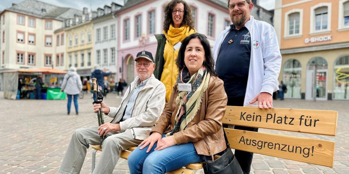 Herr Schulz (u.l.) ist eigentlich zum Tag der Ehejubiliare hier - vorher informiert er sich über Inklusion bei Judith Schwickerath und Nicole Maxmini vom der Abteilung Inklusion und Daniel Beinhoff von der Gehörlosengemeinde.