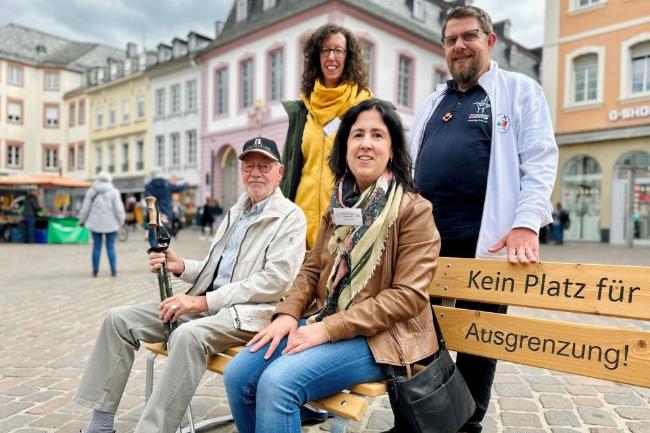 Herr Schulz (u.l.) ist eigentlich zum Tag der Ehejubiliare hier - vorher informiert er sich über Inklusion bei Judith Schwickerath und Nicole Maxmini vom der Abteilung Inklusion und Daniel Beinhoff von der Gehörlosengemeinde. (c) Inge Hülpes/Bistum Trier Herr Schulz (u.l.) ist eigentlich zum Tag der Ehejubiliare hier - vorher informiert er sich über Inklusion bei Judith Schwickerath und Nicole Maxmini vom der Abteilung Inklusion und Daniel Beinhoff von der Gehörlosengemeinde.