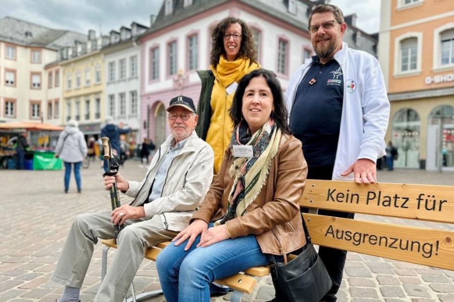 Herr Schulz (u.l.) ist eigentlich zum Tag der Ehejubiliare hier - vorher informiert er sich über Inklusion bei Judith Schwickerath und Nicole Maxmini vom der Abteilung Inklusion und Daniel Beinhoff von der Gehörlosengemeinde.