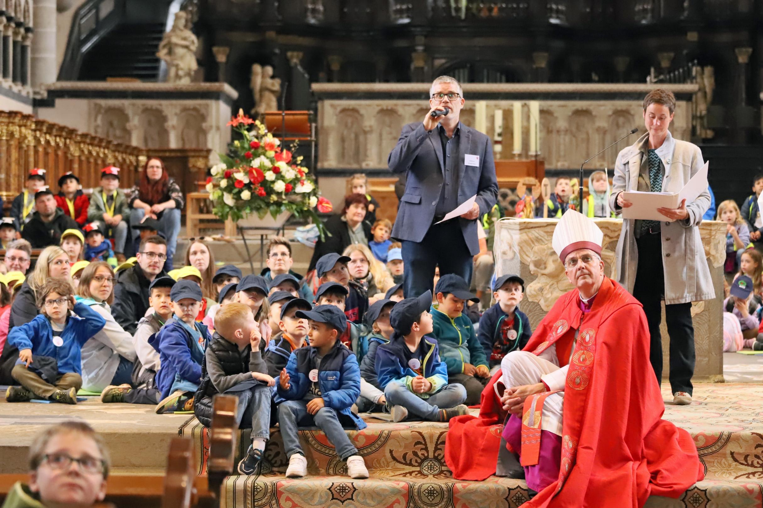 Weihbischof Jörg Michael Peters zusammen mit Kita-Kindern im Dom