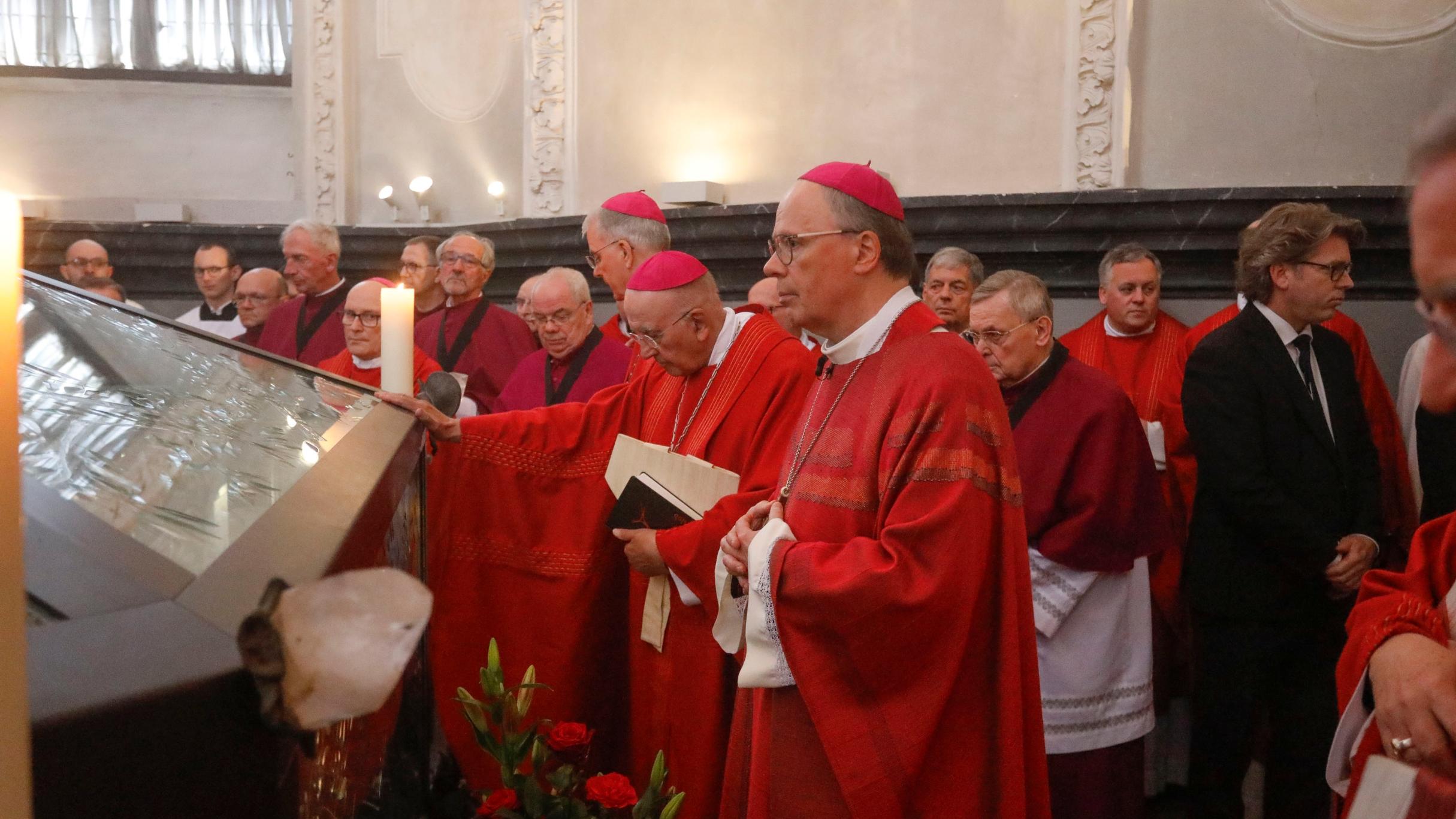 Bischof Ackermann betet am Heilig-Rock-Schrein