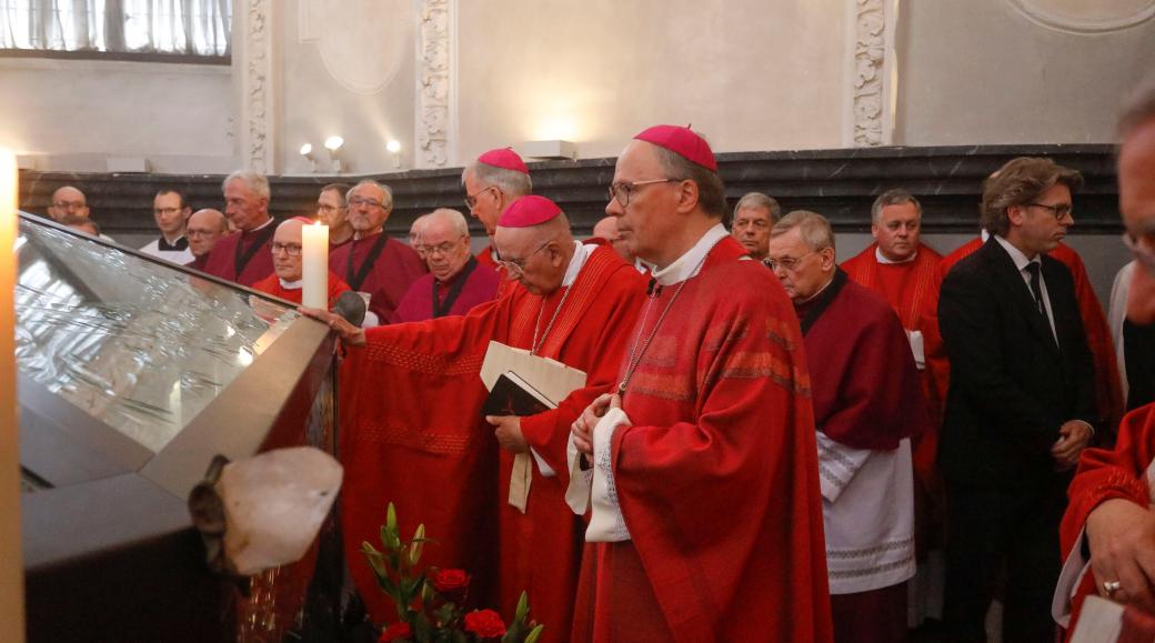 Bischof Ackermann betet am Heilig-Rock-Schrein