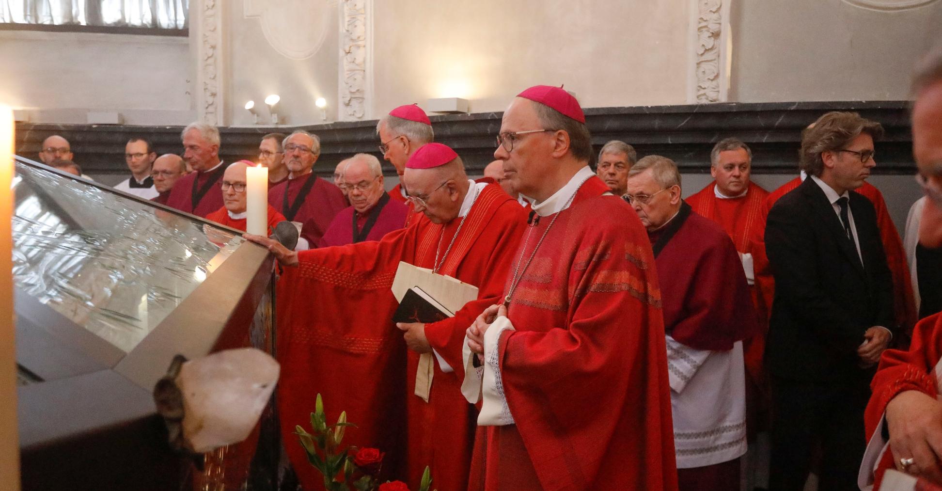 Bischof Ackermann betet am Heilig-Rock-Schrein