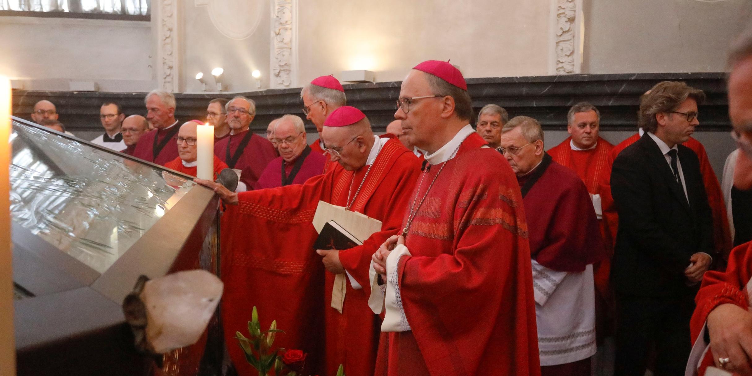 Bischof Ackermann betet am Heilig-Rock-Schrein