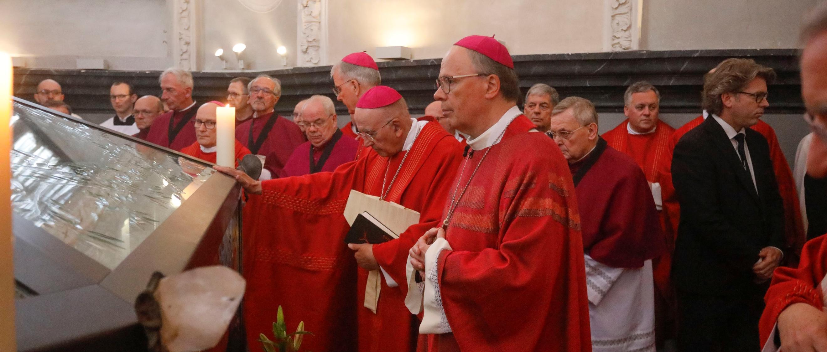 Bischof Ackermann betet am Heilig-Rock-Schrein